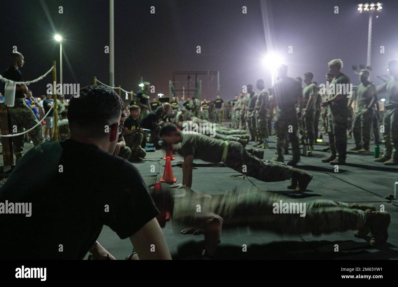USA Soldaten der Armee, Task Force Roter Drache, die der kombinierten Joint Task Force-Horn von Afrika (CJTF-HOA) zugeteilt wurde, absolvierten Liegestütze während einer Vorausqualifizierung für den Kurs zum französischen Desert Commando (FDCC) im Camp Lemonnier, Dschibuti, 5. April 2022. Seit 2015 nehmen US-amerikanische Mitglieder von CJTF-HOA an diesem Kurs Teil, um ihre Beziehungen zu den französischen Streitkräften in Dschibuti zu verbessern und die Möglichkeit zu erhalten, das FDCC-Abzeichen zu erhalten. Stockfoto