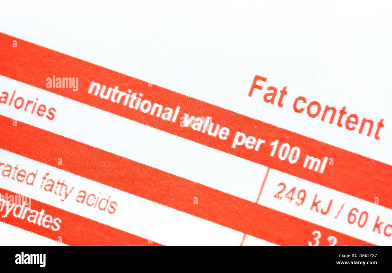 Nährwert der Lebensmittelverpackung pro 100 ml Kalorien, Nährstoffe in 100 Millilitern Informationsschild aufgedruckt auf das Objekt des allgemeinen Lebensmittelbehälters, Detail, Stockfoto