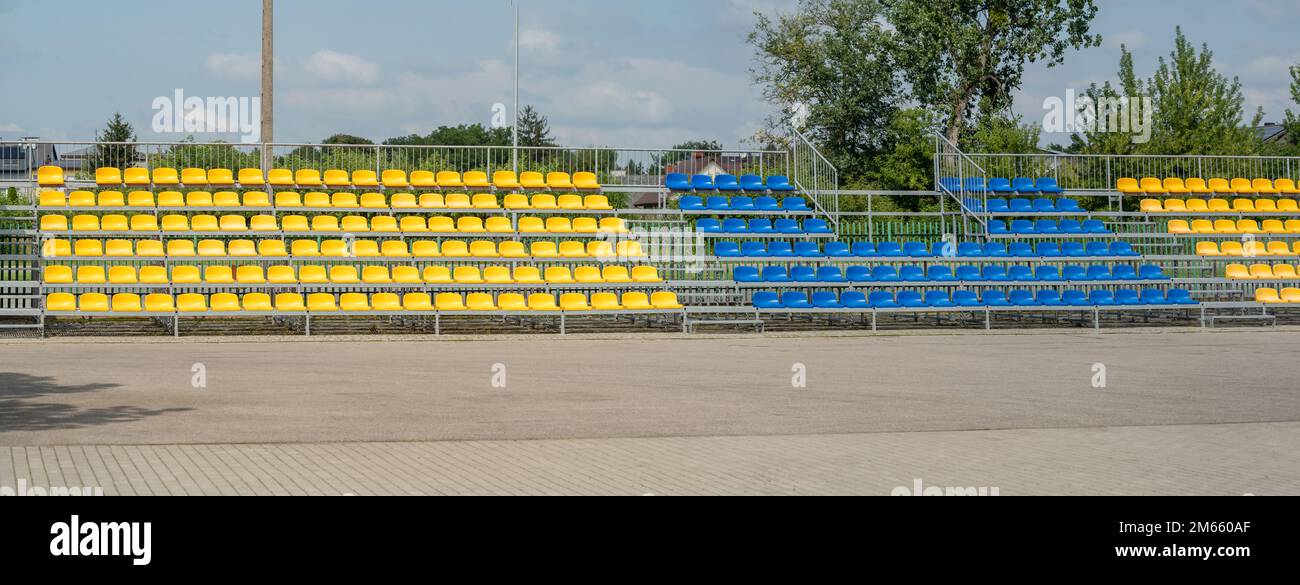 Einfaches, leeres Stadion im Freien, breites Panorama, niemand, keine Menschen, kleine Sportarena in der Innenstadt, Veranstaltungsort ohne Leute. Viele Stockfoto