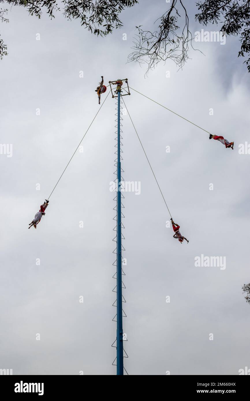 Die Danza de los Voladores oder Papantla Flyers, eine alte mesoamerikanische Zeremonie/Ritual, die noch heute in Mexiko stattfindet Stockfoto