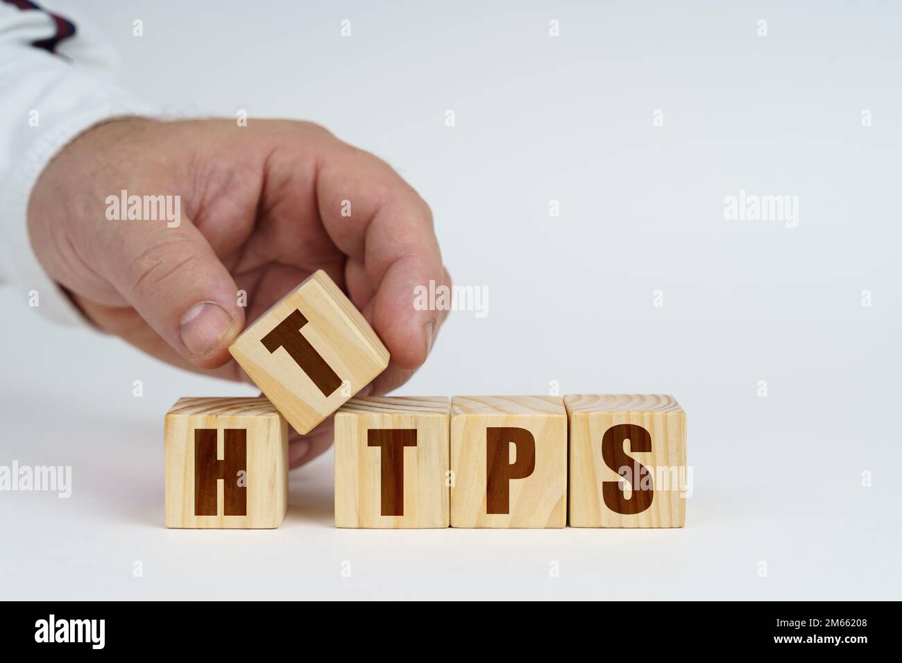 Geschäftskonzept. Auf einer weißen Oberfläche stapelt ein Mann Würfel mit der Aufschrift HTTPS Stockfoto