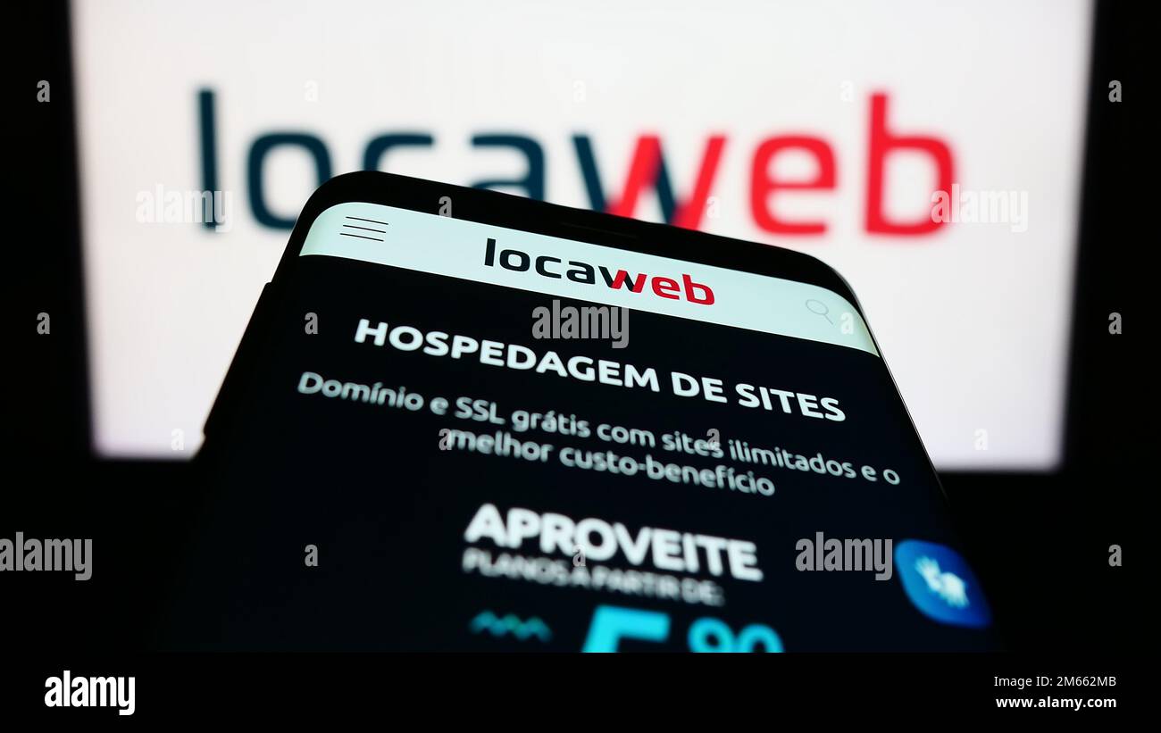 Smartphone mit Webseite des brasilianischen Webhosting-Unternehmens Locaweb auf dem Bildschirm vor dem Unternehmenslogo. Fokus auf oberer linker Seite des Telefondisplays. Stockfoto