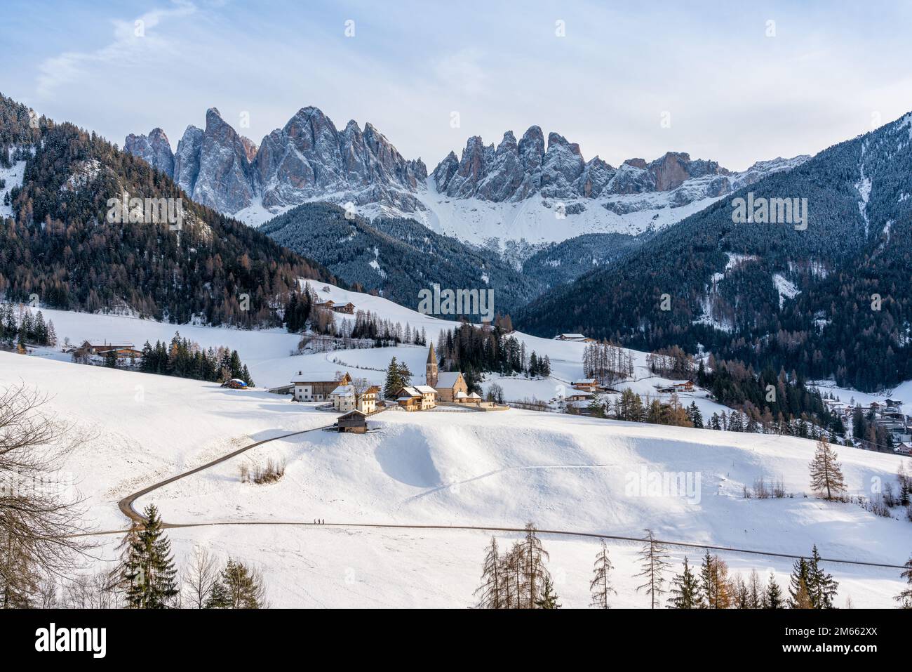 Das schneebedeckte Panorama im Dorf Santa Magdalena im berühmten Val di Funes. Trentino Alto Adige, Italien. Stockfoto