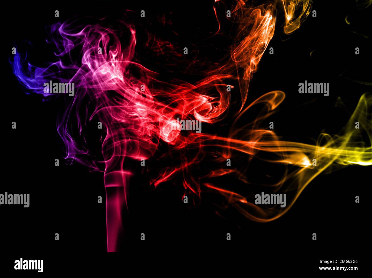 Rauchmuster, die mit einem Weihrauchstab vor schwarzem Hintergrund und einem Blitz erzeugt wurden. Einige davon sind gespiegelt und Farben invertiert oder hinzugefügt Stockfoto