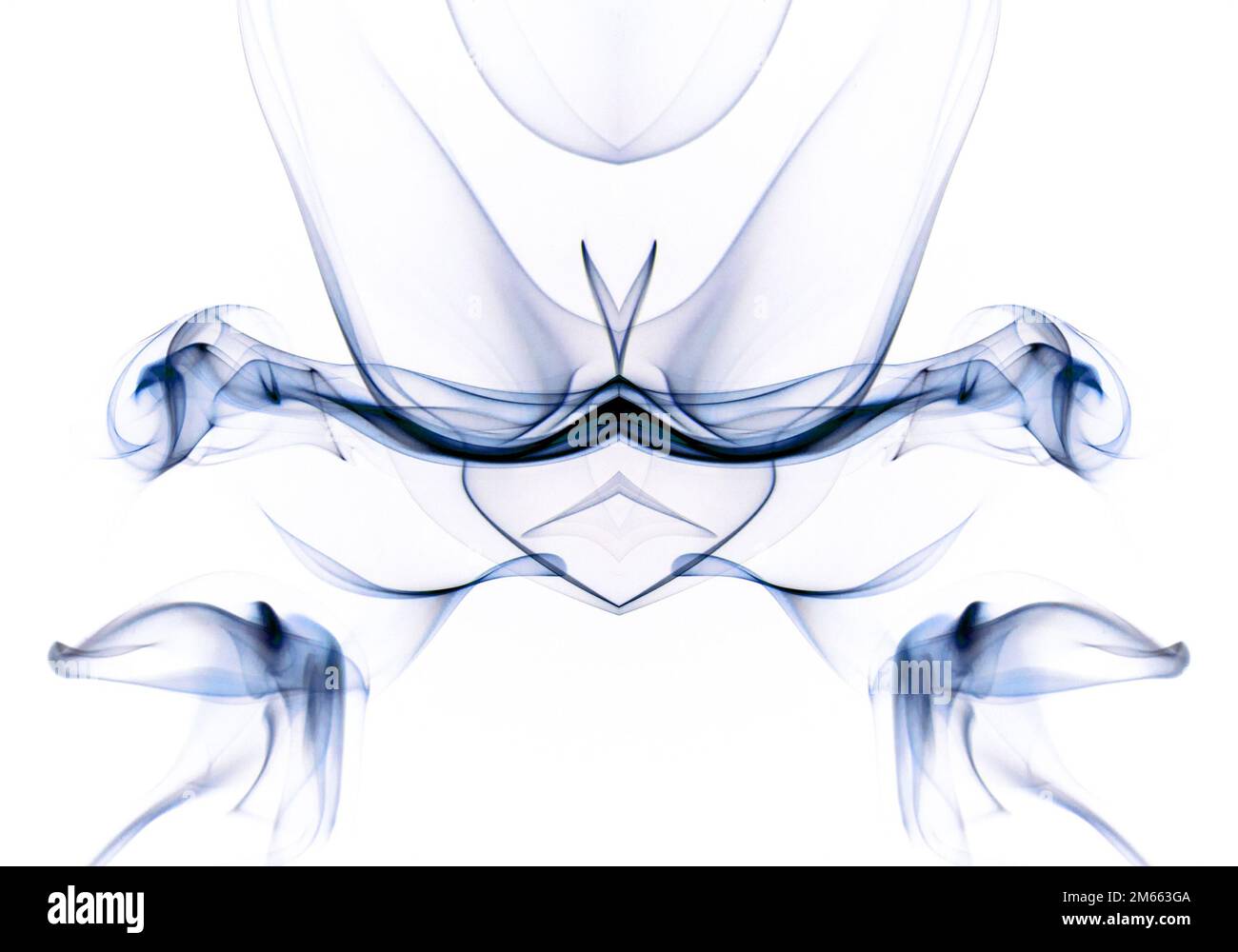 Rauchmuster, die mit einem Weihrauchstab vor schwarzem Hintergrund und einem Blitz erzeugt wurden. Einige davon sind gespiegelt und Farben invertiert oder hinzugefügt Stockfoto