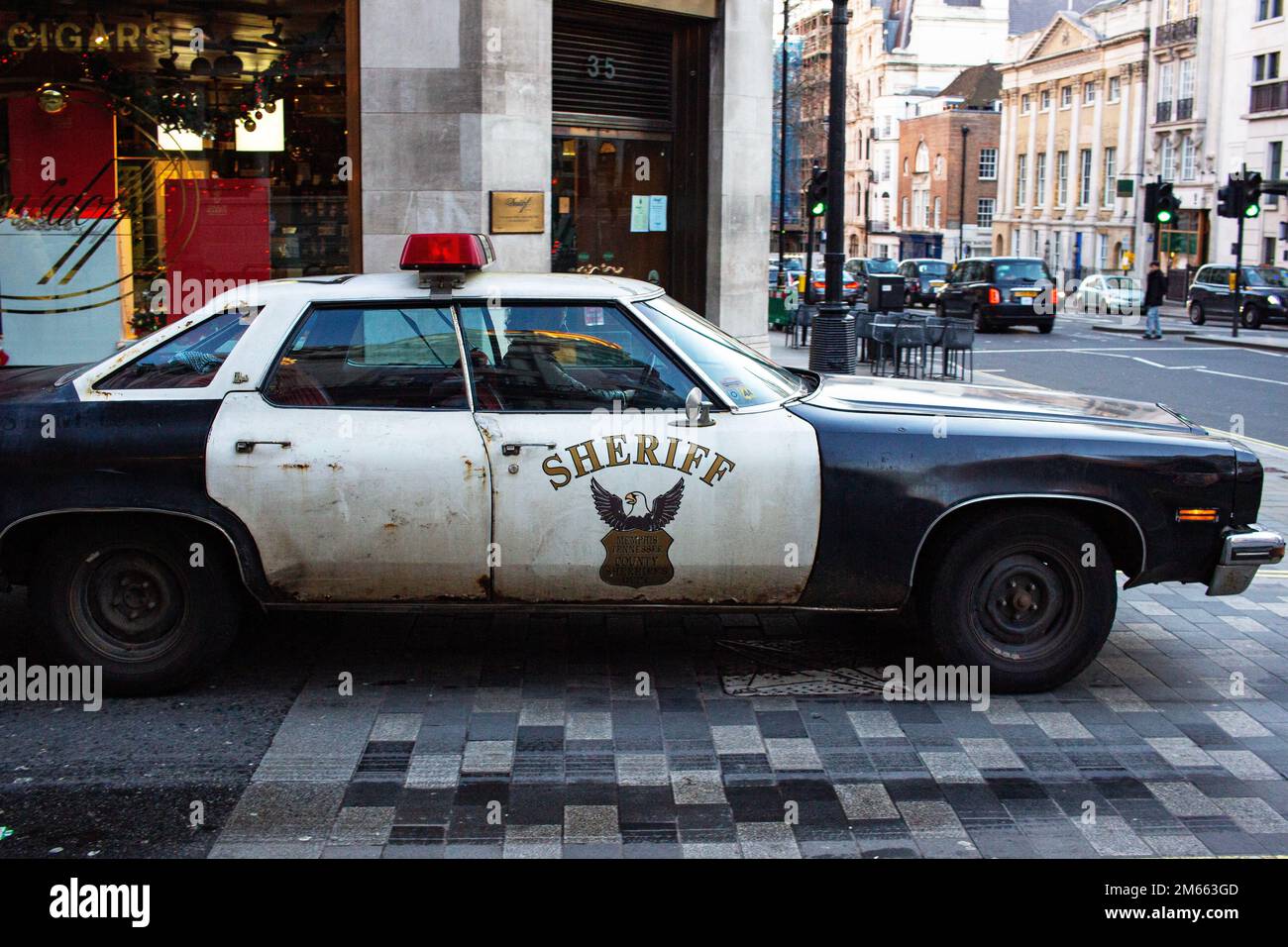 Privatwagen mit Markierungen auf der Aufkleberfolie des amerikanischen Sheriffs in der Jermyn Street, London Stockfoto