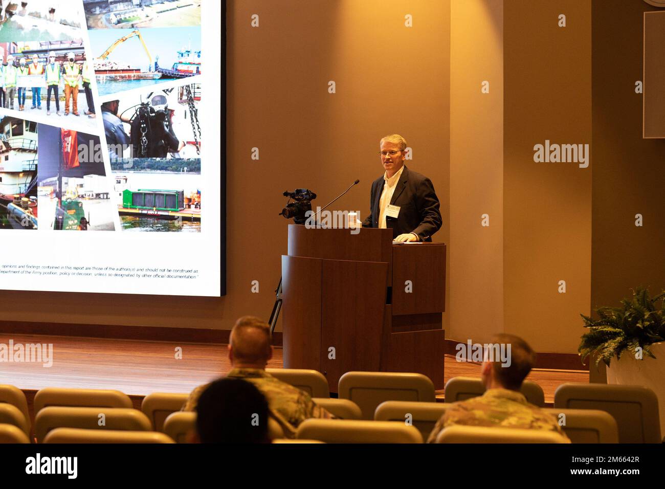 Dr. David Pittman, Direktor der USA Army Engineer Research and Development Center (ERDC) und Chief Scientist und Director of Research and Development bei USACE, gibt am 5. April 2022 eine Stellungnahme zur Eröffnung der ersten US-amerikanischen Konferenz ab Army Corps of Engineers Operational R&D Workshop bei ERDC in Vicksburg, Miss. (USA Foto des Army Corps of Engineers) Stockfoto