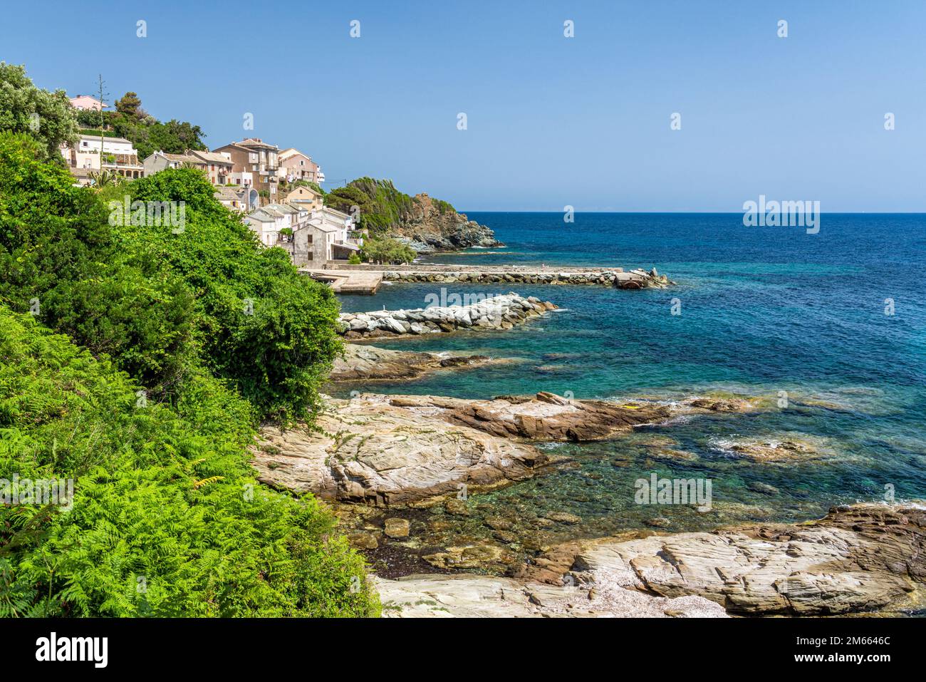Das malerische Dorf Porticciolo in Cap Corse an einem Sommermorgen in Frankreich. Stockfoto