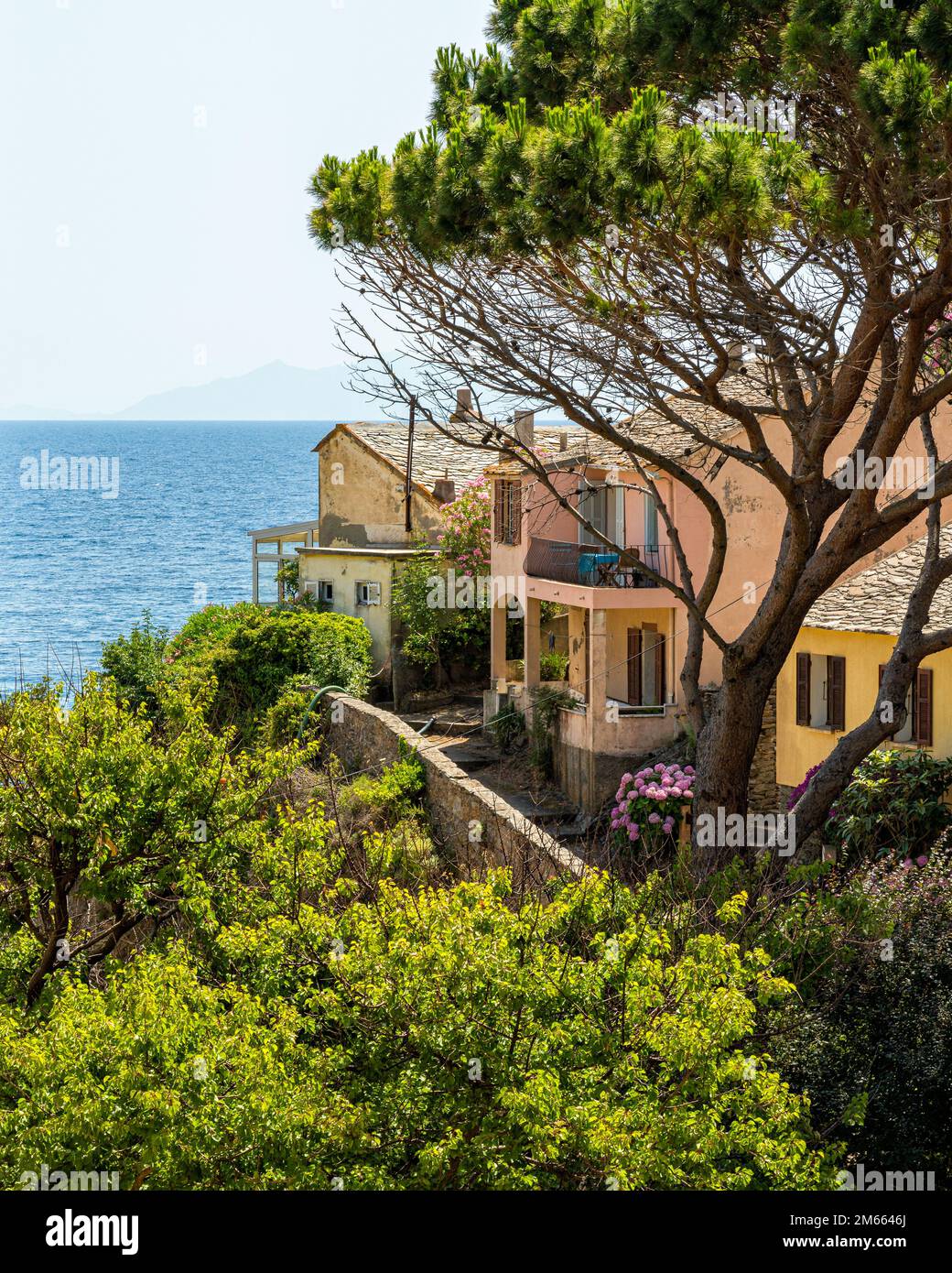 Das malerische Dorf Porticciolo in Cap Corse an einem Sommermorgen in Frankreich. Stockfoto
