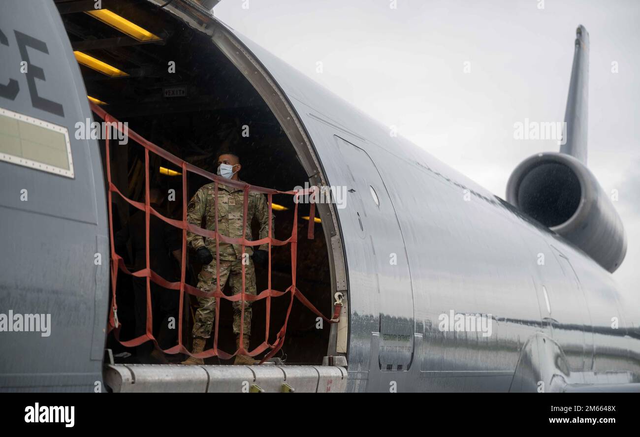 Staff Sgt. Alfredo Saldana, 728. Air Mobility Squadron Air Terminal Operations Controller, wartet darauf, Fracht auf einem KC-10 Extender am Luftwaffenstützpunkt Morón, Spanien, 5. April 2022 zu entladen. Von der türkischen Luftwaffe Incirlik, Luftwaffenstützpunkt 728., nach Morón ab entsandt, um die Kapazitäten der Lufthäfen zur Unterstützung des ersten Flugmobilitätskommandos KC-46 Pegasus Employment Concept Exercise (ECE) und des realen Betriebs zu erweitern. Obwohl dies nicht das erste Mal ist, dass der KC-46 unter dem Anwendungsbereich des 521. AMOW betrieben wird, ist die ECE darauf ausgelegt, die betriebliche Umsetzung und die Nachhaltigkeit des KC-46 zu verbessern. Stockfoto