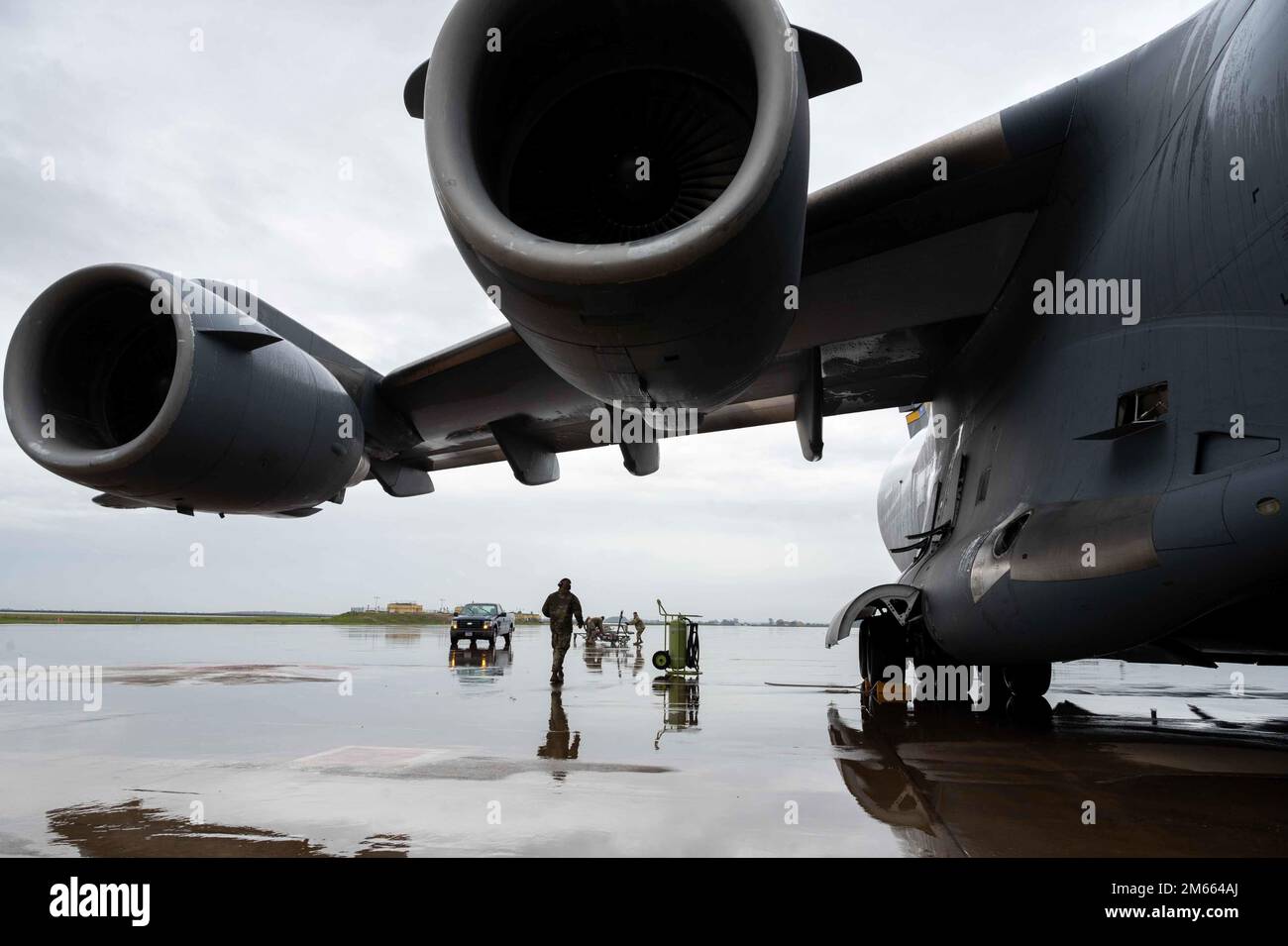 Master Sgt. Brian Wallace, 725. Air Mobility Squadron, Einheit 1 Senior Enlisted Leader, geht neben einem C-17 Globemaster III am Luftwaffenstützpunkt Morón, Spanien, 5. April 2022. Die zweiköpfige Einheit 725. AMS ist für die Organisation der Instandhaltung, der Führung und Kontrolle sowie für die Betreuung der Flugbesatzungsmitglieder während der Durchfahrt durch Morón ab verantwortlich. Stockfoto