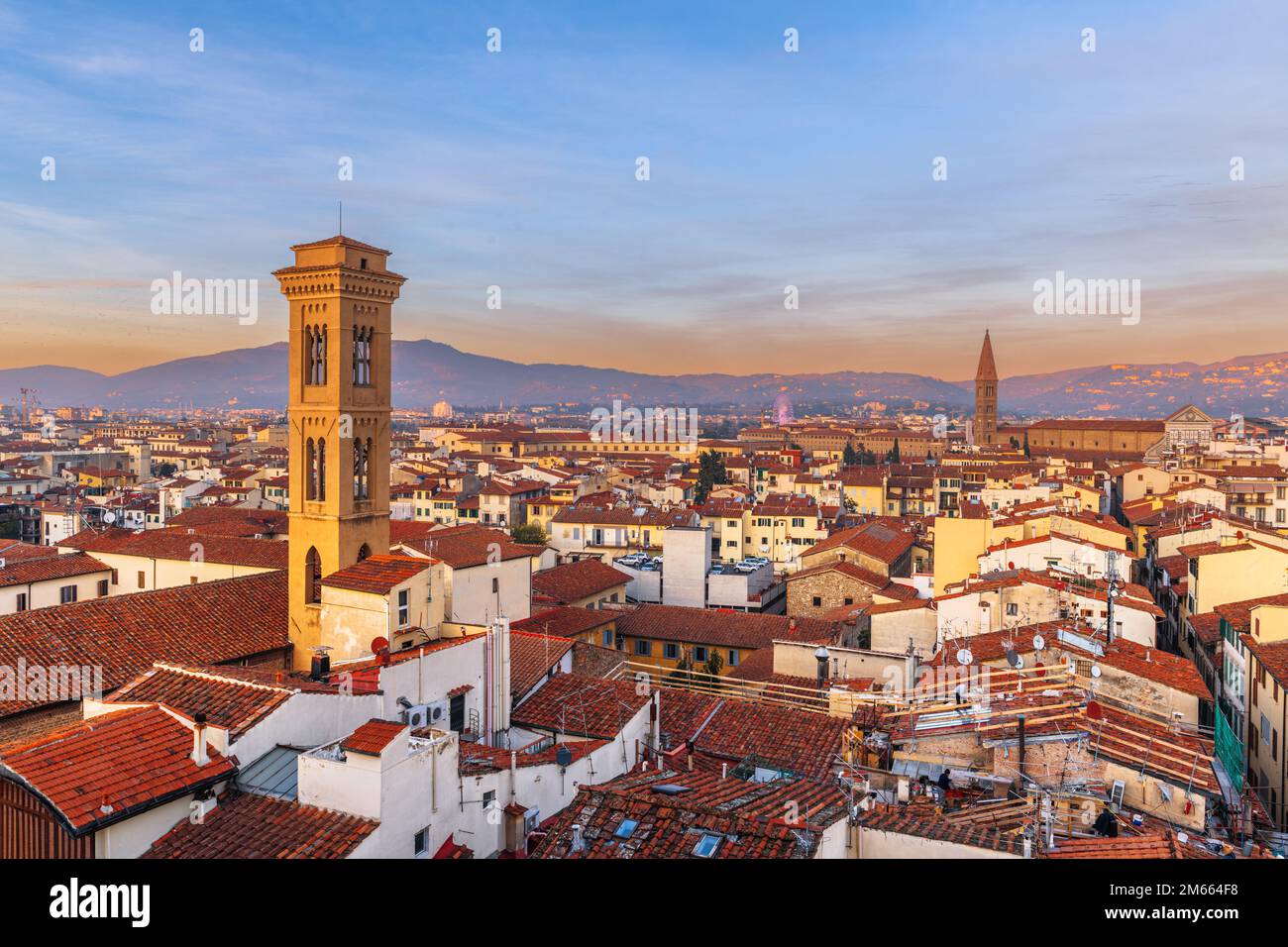 Florenz, Italien, historisches Stadtbild mit Kirchenglockentürmen in der Dämmerung. Stockfoto