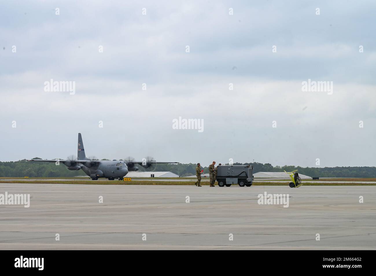 Mitglieder des 165. Airlift Wing, Georgia Air National Guard, kehren nach Savannah, Georgia, von einem Einsatz nach Europa in einem C-130 Hercules am 5. April 2022 zurück. Die Airmen haben die USA unterstützt Air Forces Europe und leistete logistische Unterstützung und ein taktisches Lufttransportpaket zur Bereitstellung militärischer Hilfe. Stockfoto