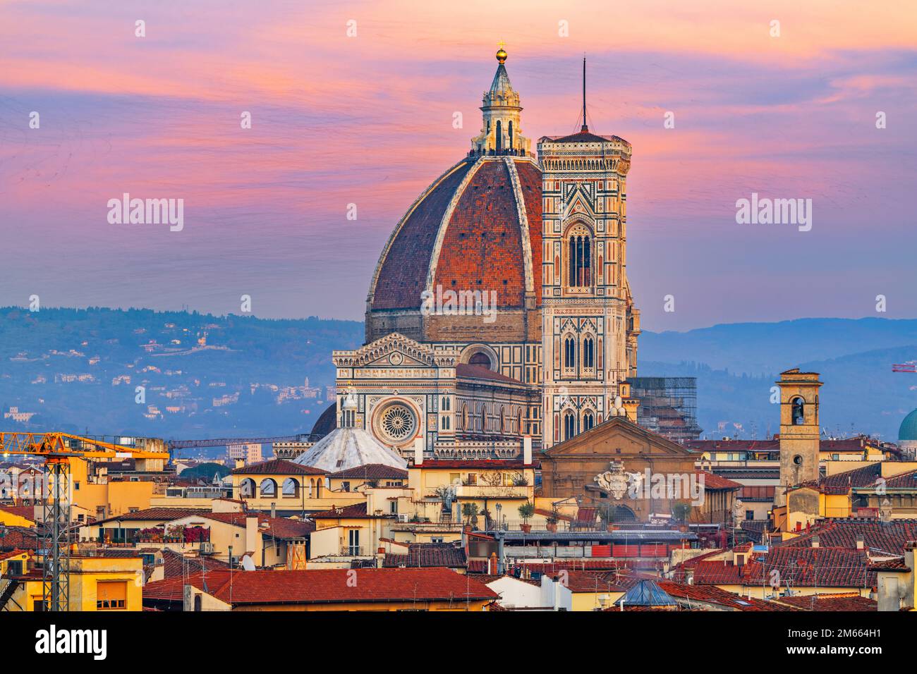 Die Skyline von Florenz, Italien mit den Wahrzeichen des Doms in der Abenddämmerung. Stockfoto