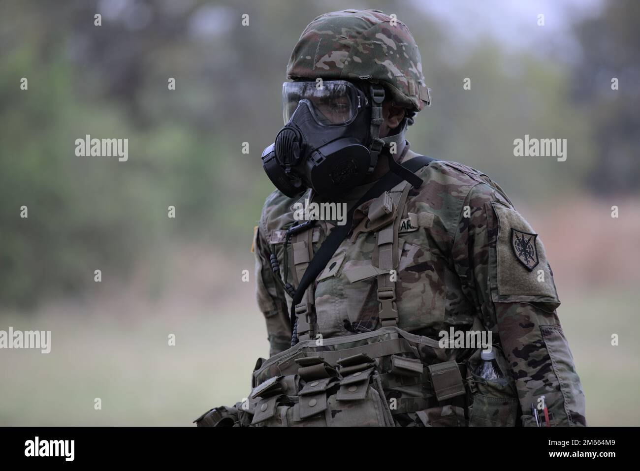 SPC. Telefer Agard, Soldat des 203. Militärgeheimdienstbataillons, führt Patrouillenaufgaben während des „Best Warrior Competition“ des Militärgeheimdienstlichen Bereitschaftskommandos, Camp Bullis, Texas, am 5. April 2022 durch. Die Gewinner in den Kategorien „angemeldete“ und „nicht kommissionierte Offiziere“ repräsentieren das MIRC in den USA Der beste Krieger-Wettbewerb des Army Reserve Command diesen Sommer. Stockfoto