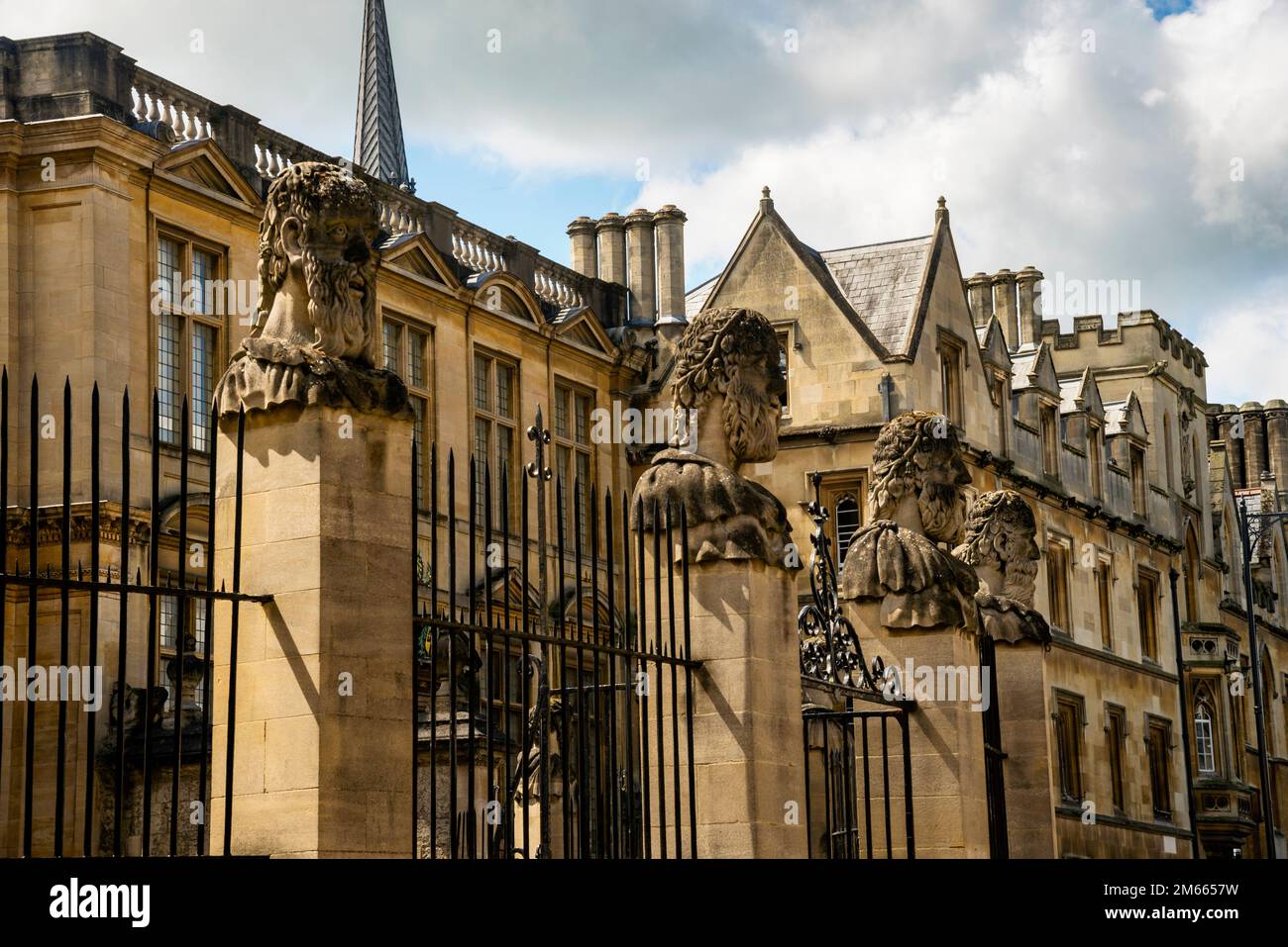 Sheldonian Statuen und das History of Science Museum an der Oxford University in England. Stockfoto