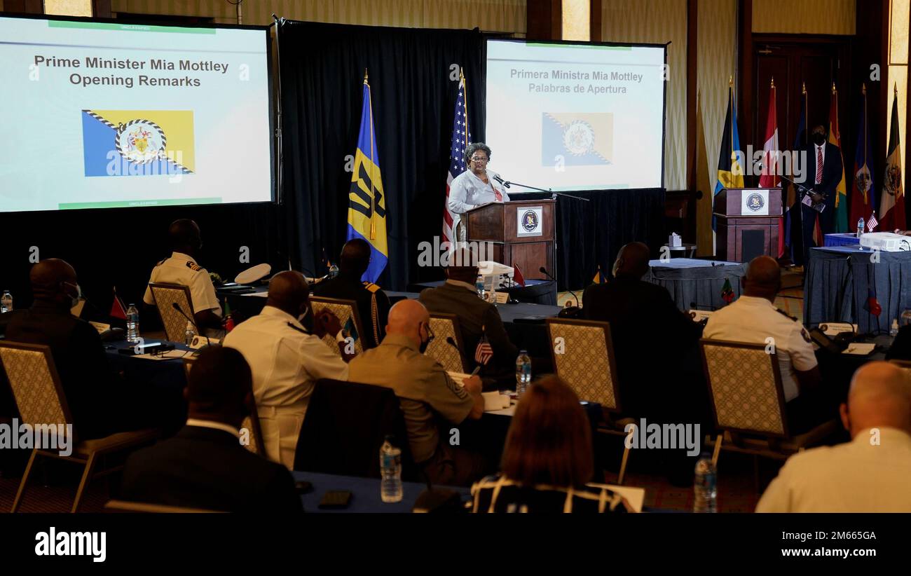 BRIDGETOWN, Barbados (6. April 2022) – Barbados-Ministerpräsident Mia Mottley hält einleitende Bemerkungen zur Karibischen Sicherheitskonferenz am 6. April 2022 in Bridgetown, Barbados. CANSEC 22 brachte führende Vertreter von Partnerländern aus der Karibik und anderen Verbündeten zusammen, um Fragen der Sicherheitszusammenarbeit zu erörtern, die vom Klimawandel über die Bekämpfung transnationaler krimineller Organisationen bis hin zur Katastrophenbewältigung reichen. Vom 5. Bis 7. April 2022. Barbados war das erste Land der regionalen Sicherheit, das vor fast zwei Jahrzehnten CANSEC beherbergte, als sich die Verteidigungsführer der Region in Bridgetown für trafen Stockfoto