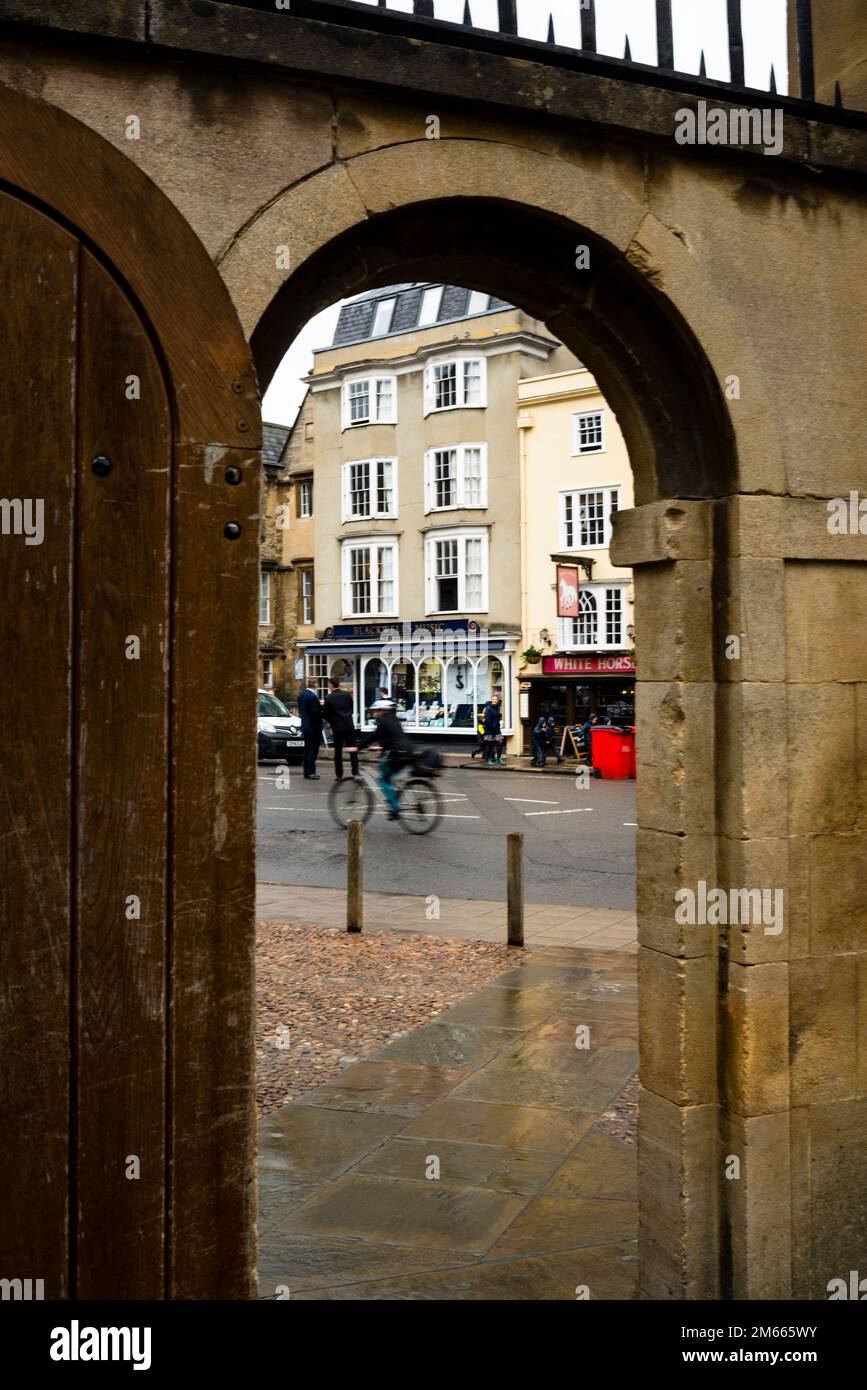 Bogentor vom Sheldonian Theatre zum Blackwell's Music Shop an der Broad Street in Oxford, England. Stockfoto