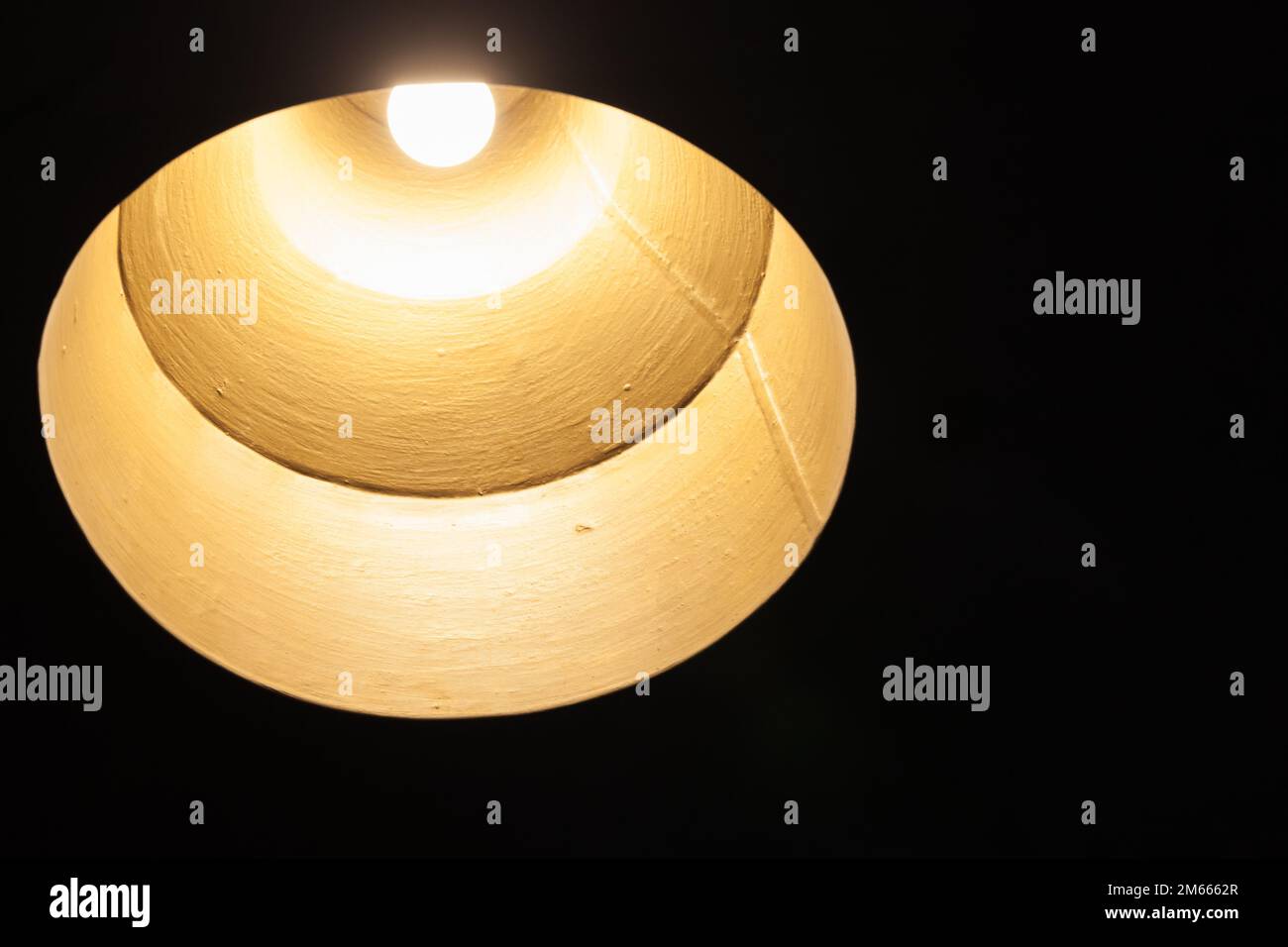 Kronleuchter im Vintage-Stil mit Wolframlampe in einer glänzenden runden Lampenschirm aus Metall, Nahaufnahme mit selektivem Fokus Stockfoto