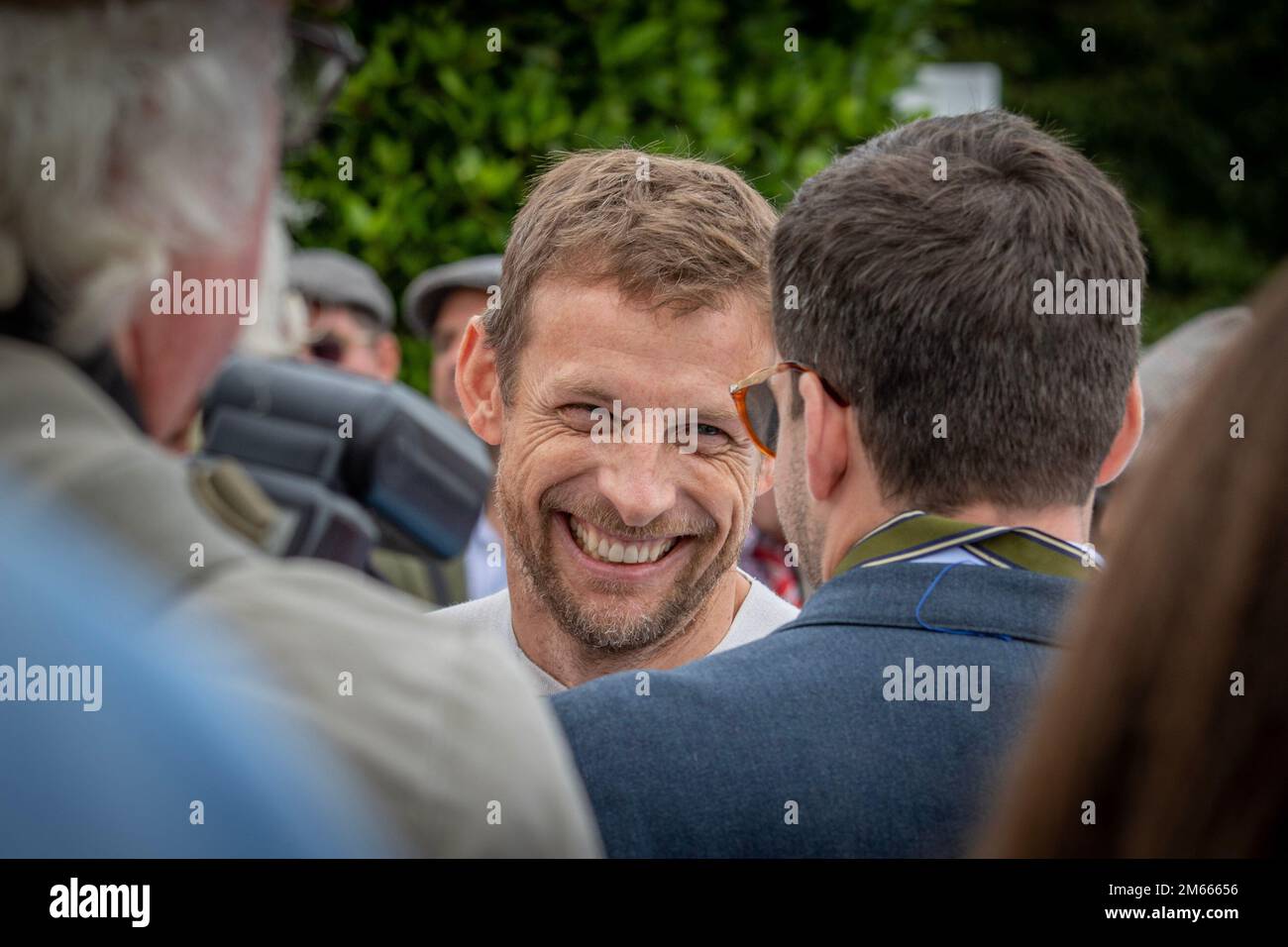 F1-Weltmeister Jenson Button lächelt bei Goodwood Revival Stockfoto