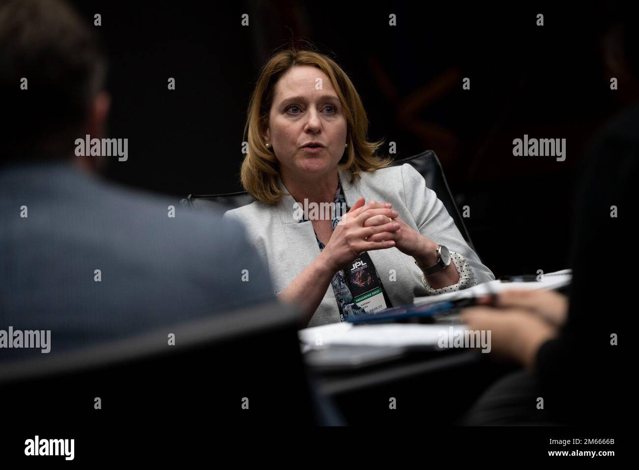 Der stellvertretende Verteidigungsminister, Dr. Kathleen H. Hicks, spricht mit der Reisenden Presse nach einem Besuch im NASA Jet Propulsion Laboratory, Pasadena, Kalifornien, am 6. April 2022. Hicks besucht Dienstleister, Universitätsstudenten und Dozenten, führende Forscher, Unternehmer und Vertreter der Verteidigungsindustrie in Silicon Valley und Los Angeles, um den Fokus des Ministeriums auf den Aufbau dauerhafter Vorteile im Einklang mit unserer nationalen Verteidigungsstrategie zu unterstreichen. Stockfoto