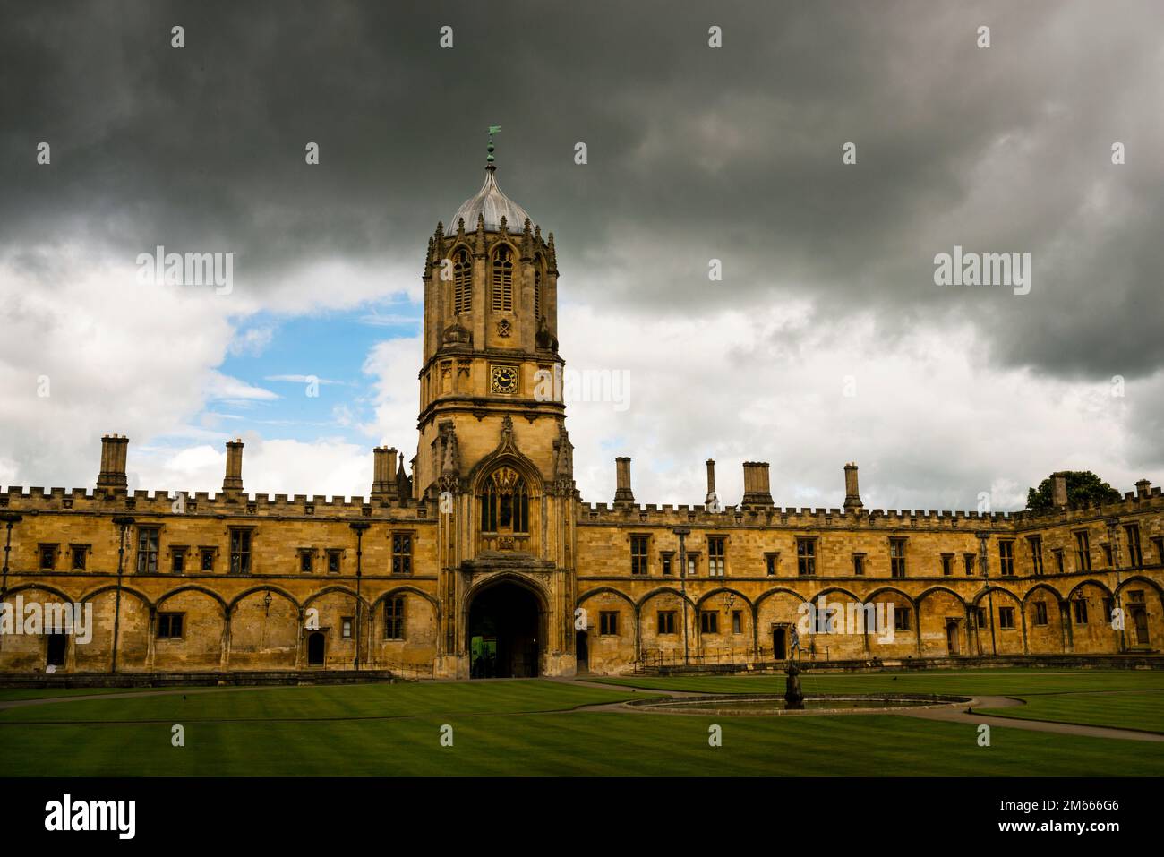 Tom Quad und Tom Tower Glockenturm am Christ Church College in Oxford, England. Stockfoto