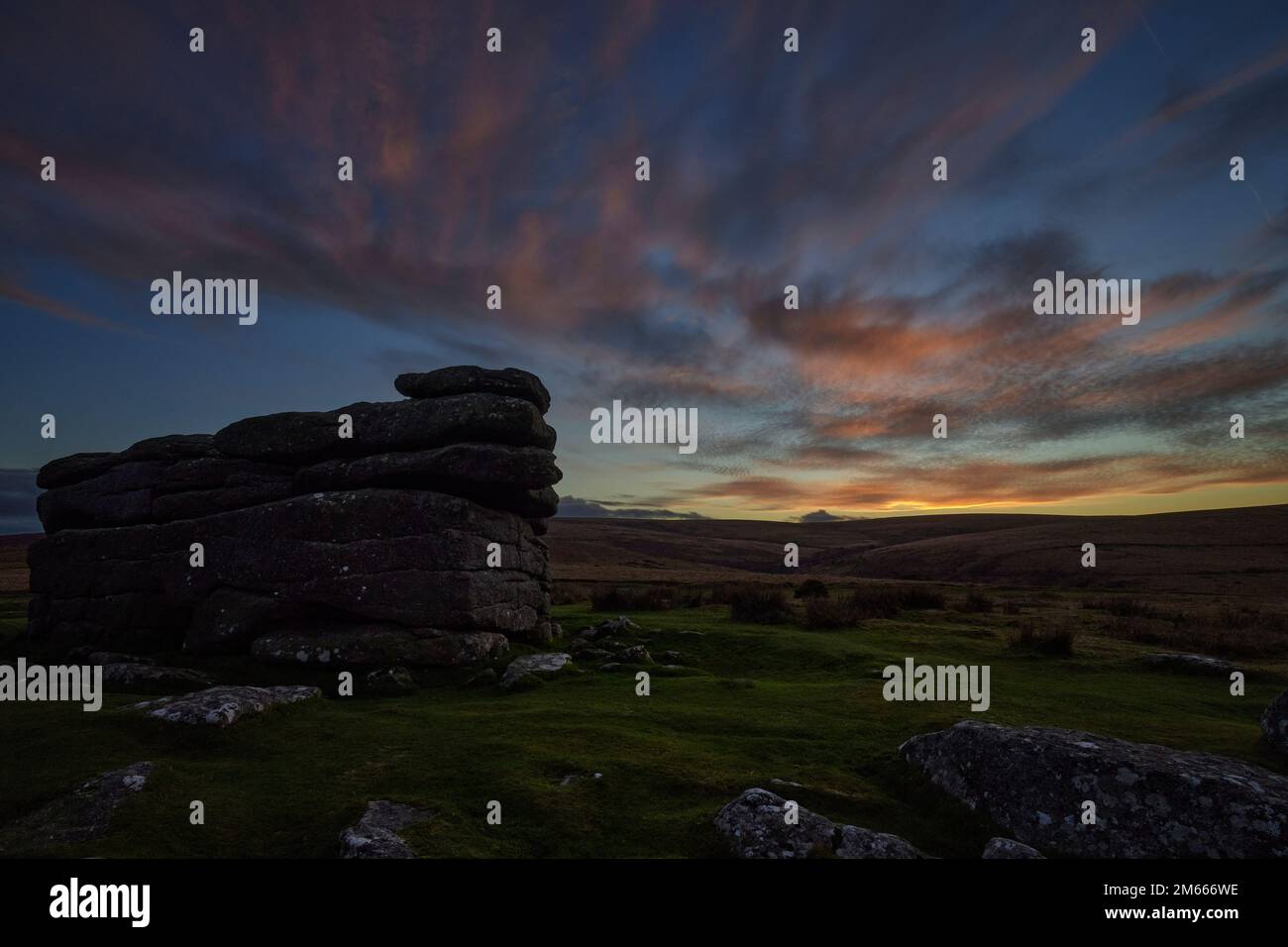 Dartmoor, Devon, Großbritannien. 02. Januar 2023 Sonnenuntergang über Combestone Tor, Dartmoor Nationalpark, Devon. Kredit: Will Tudor/Alamy Live News Stockfoto