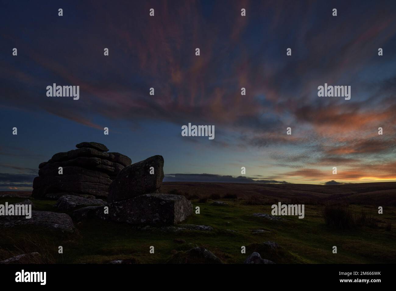 Dartmoor, Devon, Großbritannien. 02. Januar 2023 Sonnenuntergang über Combestone Tor, Dartmoor Nationalpark, Devon. Kredit: Will Tudor/Alamy Live News Stockfoto