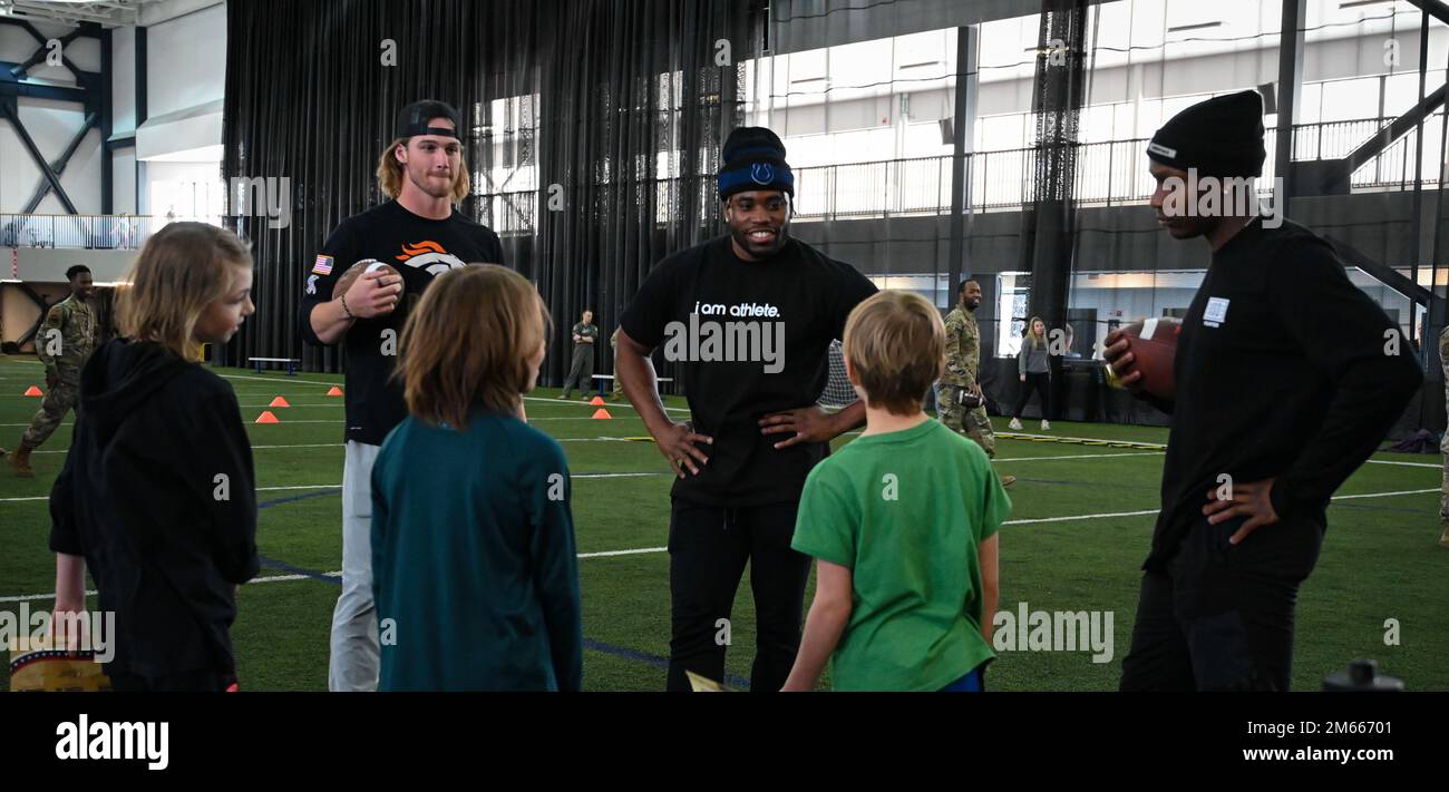 Andrew Beck, ein Denver Broncos Tight End, Demetric Felton, Jr. A Cleveland Browns Running Back und Kenny Moore II, ein Indianapolis Colts Cornerback, nehmen an einer National Football League Klinik am Eielson Air Force Base, Alaska, am 6. April 2022 Teil. Die VON DER USO veranstaltete Veranstaltung enthielt Zeit für die Familien Airmen und Eielson, um zu trainieren, Fotos zu machen und Autogramme von den NFL-Spielern zu erhalten. Stockfoto