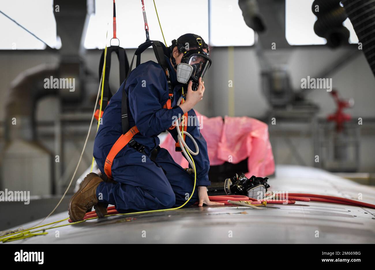USA Air Force Airman 1. Class Katherine Mercado-Ramos, 86. Maintenance Squadron Field Systems Journeyman, übernimmt die Aufgaben eines Betreuers während einer jährlichen Übung zum Absaugen von Treibstofftanks am Luftwaffenstützpunkt Ramstein, Deutschland, am 6. April 2022. Ein Aufseher stellt sicher, dass der Teilnehmer, der für die Wartung im Kraftstofftank qualifiziert ist, bei der Behebung eines Problems mit dem Kraftstofftank des Flugzeugs reagiert. Stockfoto