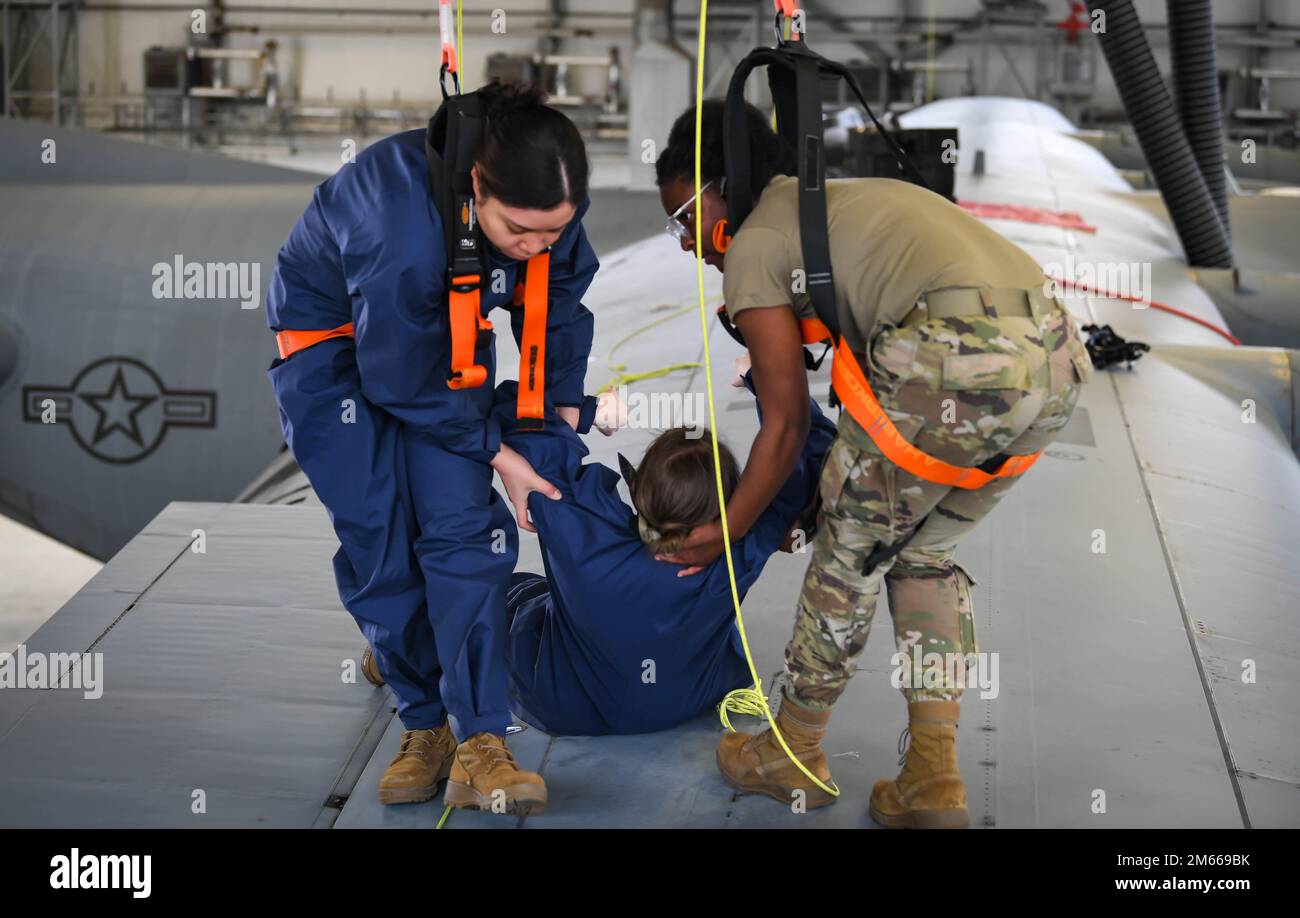 USA Air Force Airman 1. Klasse Katherine Mercado-Ramos, 86. Wartungsgeschwader für Feldsysteme Journeyman, links, Und Airman 1. Klasse Jecol Roy, 86 MXS Treibstoffwartung Journeyman, rechts, extrahiert einen Airman aus einem Treibstofftank eines Flugzeugs im Rahmen einer jährlichen Übung zum Treibstofftankabsaugen am Luftwaffenstützpunkt Ramstein, Deutschland, 6. April 2022. Diese Übung vermittelt Airmen aus erster Hand Erfahrung, wie auf eine Notsituation zu reagieren ist, in der ein Airmen bei der Wartung eines Kraftstofftanks nicht mehr reagiert. Stockfoto
