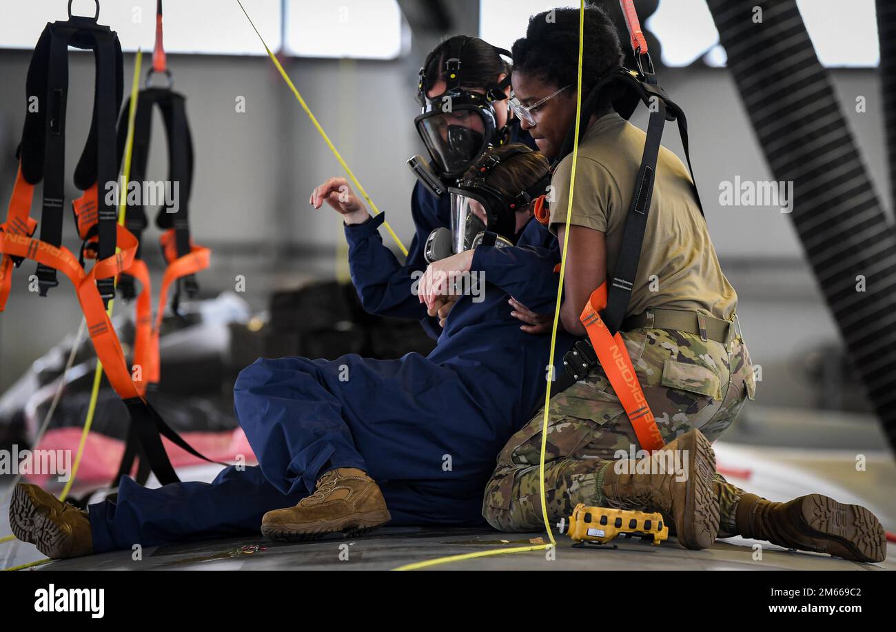 USA Air Force Airman 1. Klasse Katherine Mercado-Ramos, 86. Wartungsgeschwader für Feldsysteme Journeyman, links, Und Airman 1. Klasse Jecol Roy, 86 MXS Treibstoffwartung Journeyman, rechts, extrahiert einen Airman aus einem Treibstofftank eines Flugzeugs im Rahmen einer jährlichen Übung zum Treibstofftankabsaugen am Luftwaffenstützpunkt Ramstein, Deutschland, 6. April 2022. Bei dieser Übung wurde eine Situation simuliert, in der 86 MXS Airmen reagierte, als ein Betreten des Kraftstofftanks nicht mehr ansprechbar war und eine Extraktion und medizinische Versorgung benötigte. Stockfoto