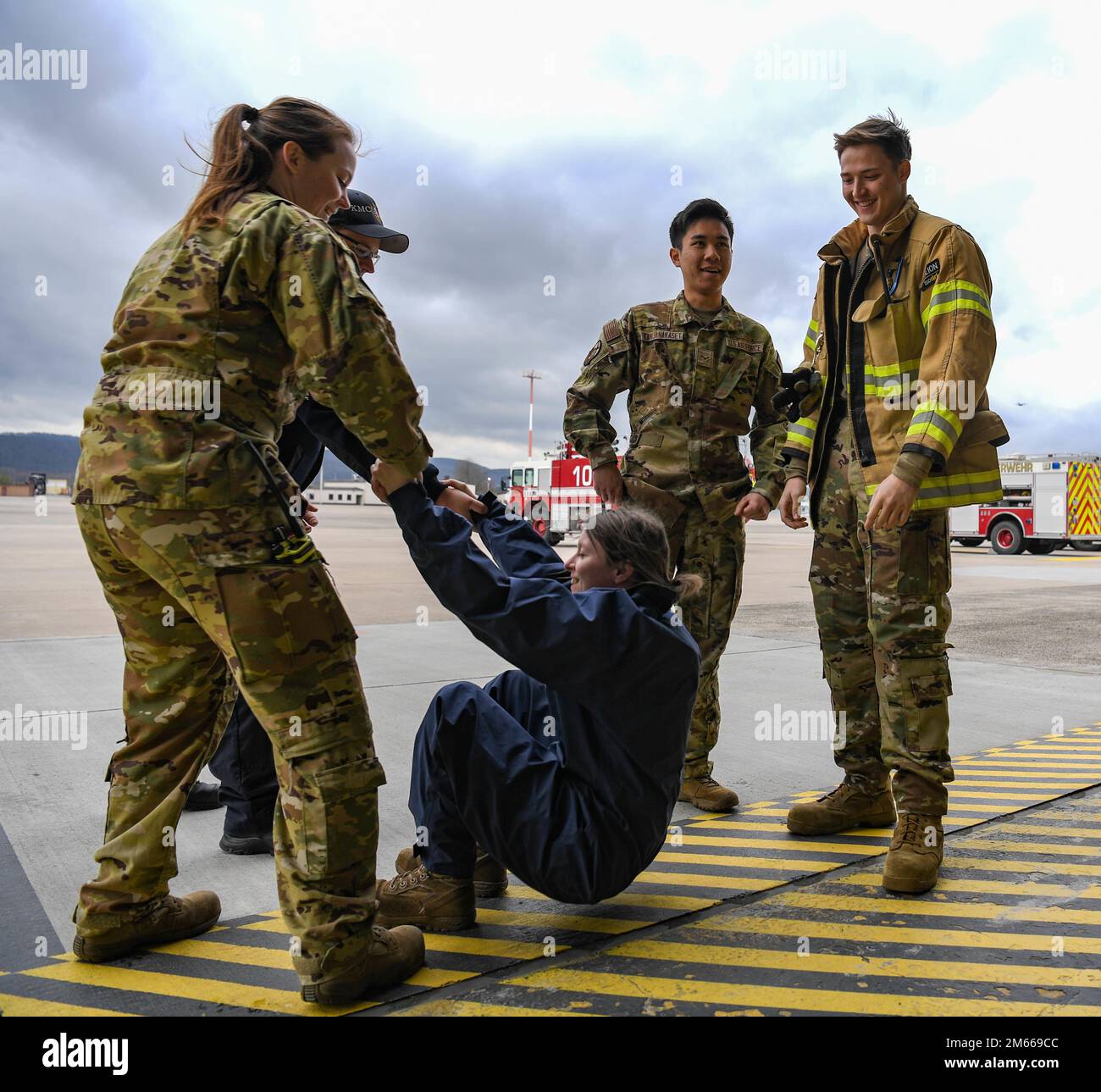 Flugzeuge, die dem Luftwaffenstützpunkt Ramstein, Deutschland, zugeteilt wurden, absolvieren am 6. April 2022 eine jährliche Übung zum Absaugen von Treibstofftanks. Bei dieser Übung wurde eine Situation simuliert, in der Flugzeuge, die über die erforderlichen Qualifikationen für die Durchführung von Wartungsarbeiten an einem Kraftstofftank verfügen, auch bekannt als Einsteiger, nicht mehr reagierten und herausgezogen und in Sicherheit gebracht werden mussten. Stockfoto