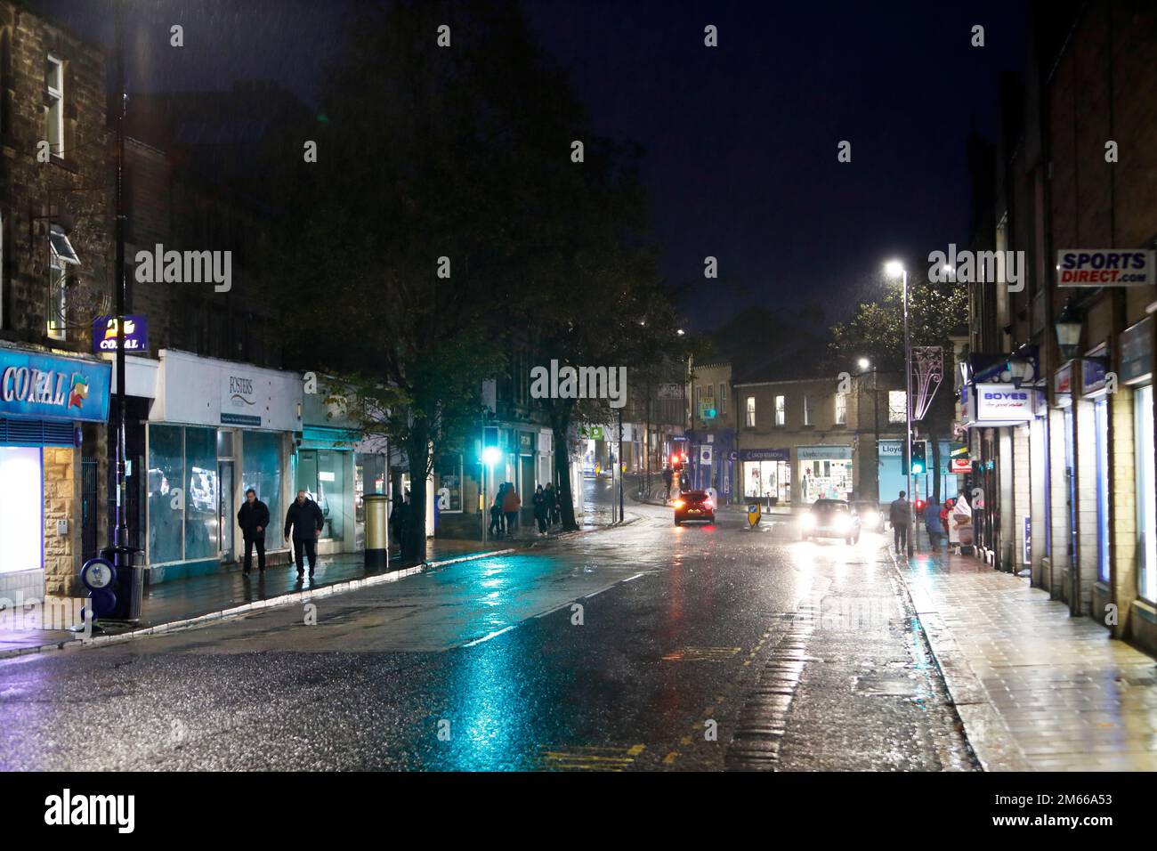Swadford Street Skipton, North Yorkshire, in einer kalten, nassen Winternacht Stockfoto