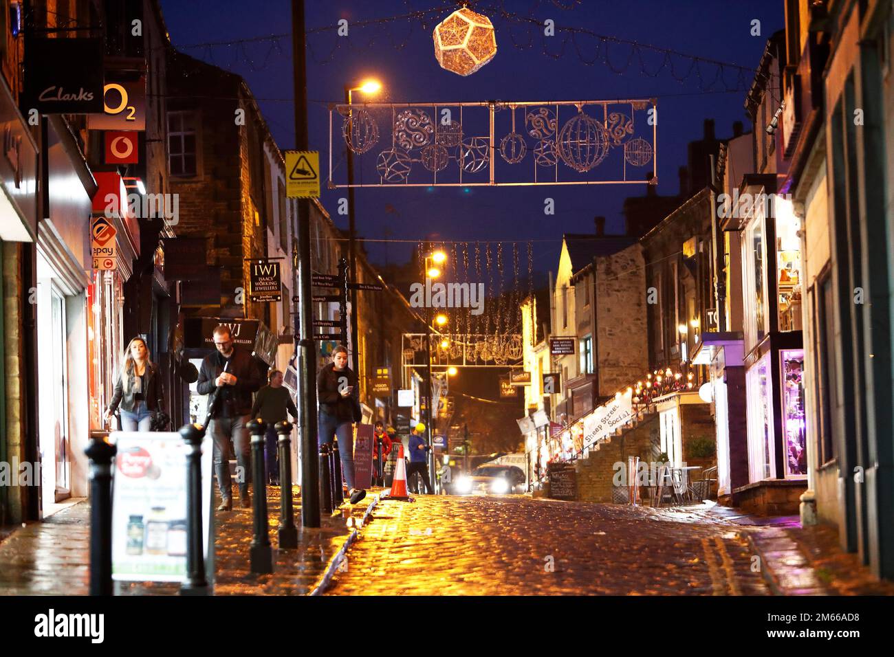 Sheep Street Skipton, North Yorkshire bei Nacht mit Weihnachtslichtern. Stockfoto