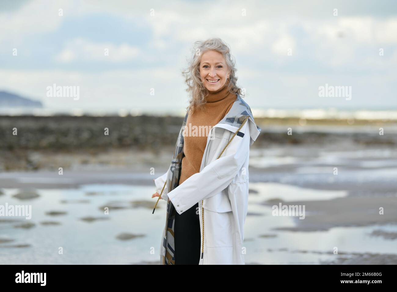 Porträt einer 50-jährigen Frau mit schneeweißem Lächeln Stockfoto