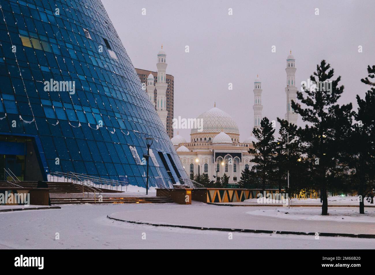 Moderne architektonische urbanistische Stadt Astana. Futuristische Gebäude, Pyramiden, Moschee der Nachtstadt, nur-Sultan, Astana, Kasachstan. Hochwertiges Foto Stockfoto