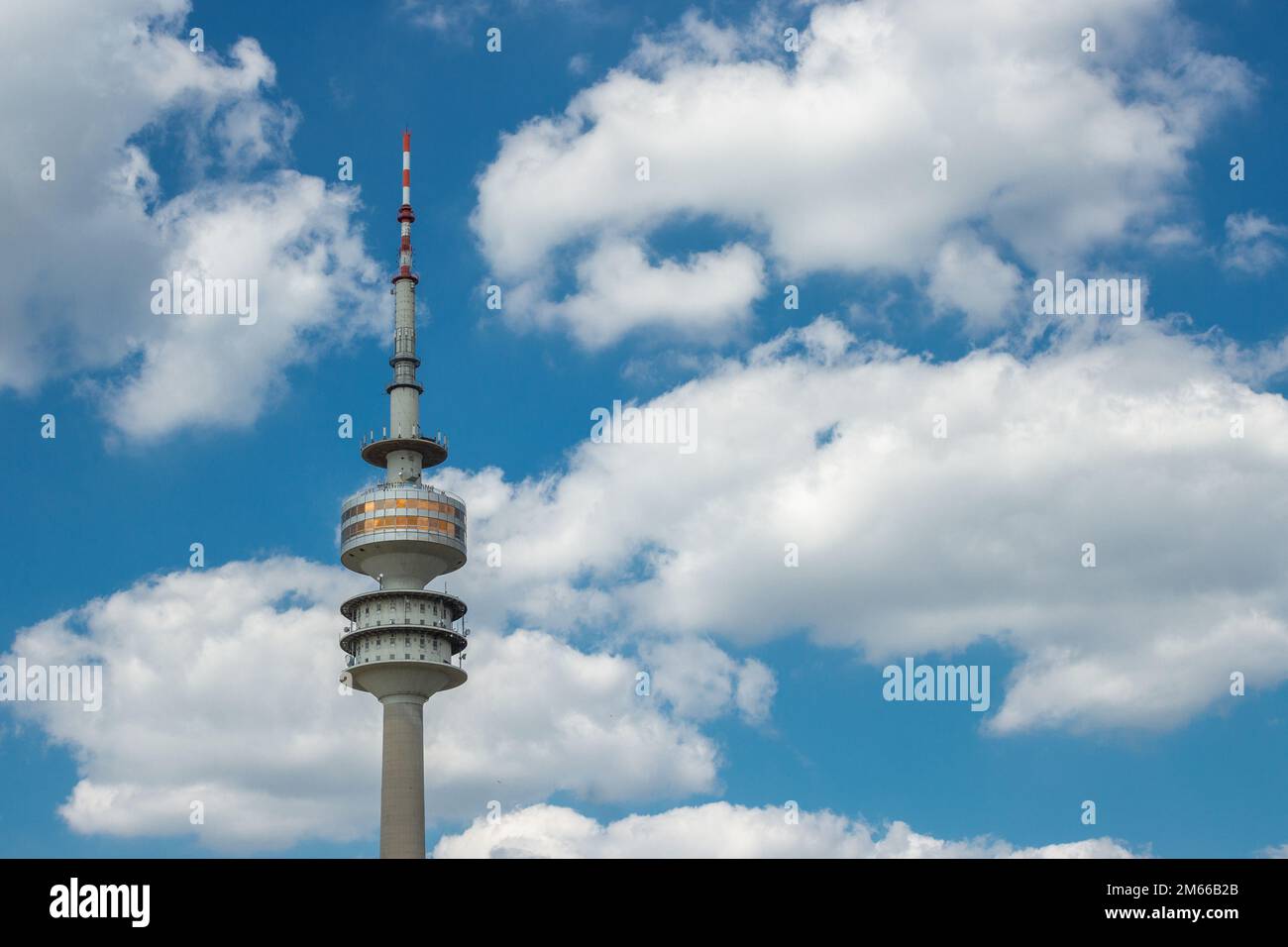 Olympiaturm im Olympiapark, München, Deutschland Stockfoto