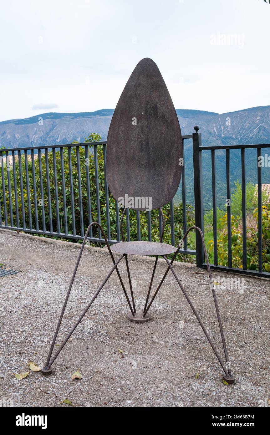 Gefälschter Stuhl auf der Straße, Lliminana, Katalonien, Spanien Stockfoto
