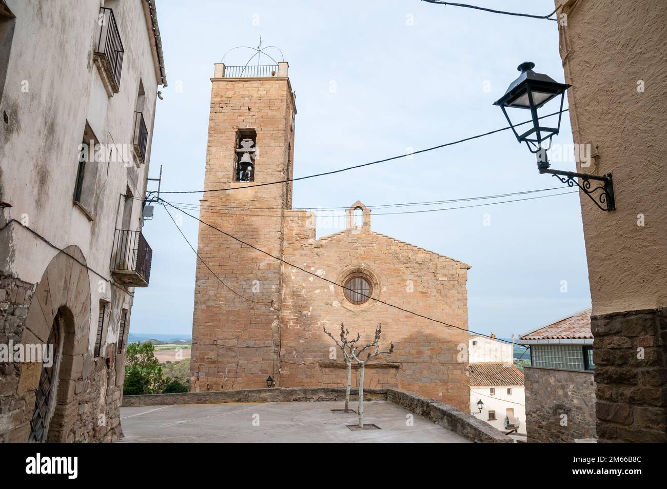 Kirche Sant Pere de Cubells, eine Kirche romanischen Ursprungs mit einem sehr strengen Einzelschiff. Das Originalgebäude wurde zwischen Ende des Monats errichtet Stockfoto