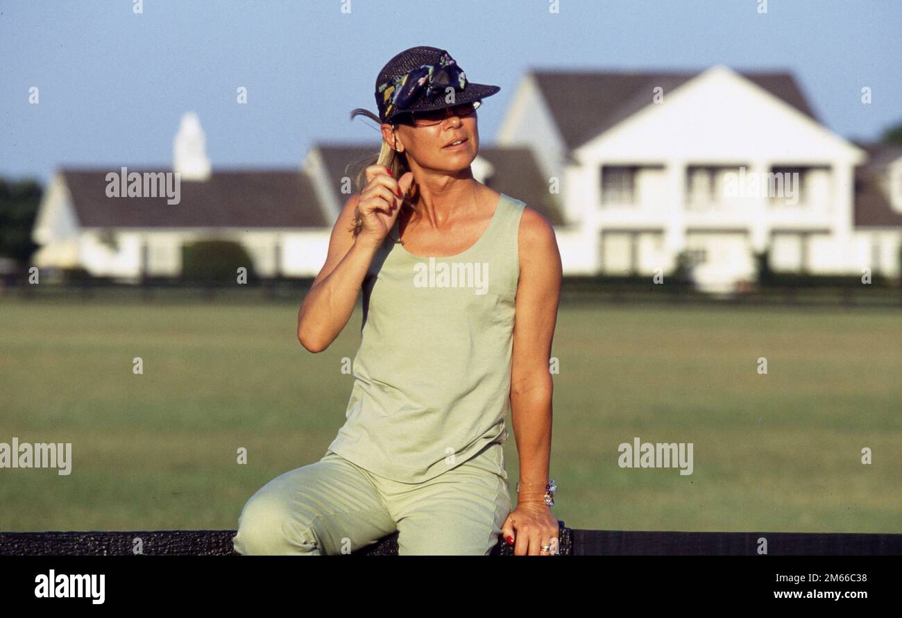 Dallas, Vereinigte Staaten. 02. Januar 2023. firo 08.07.1994 Archive Foto Archiv Fotoarchiv Fotos Archiv Fußball, Fußball, WELTMEISTERSCHAFT 1994 USA, 94, in, Dallas, Land, Und, Leute, Franz Beckenbauer Franz Beckenbauer mit Privat, auf der South Form Ranch in Dallas/USA Drehort der Hit-Serie, Halbfigur, exklusiv, Southfork Ranch, Cowboyhut, Mit, und, Ehefrau Sybille Credit: dpa/Alamy Live News Stockfoto