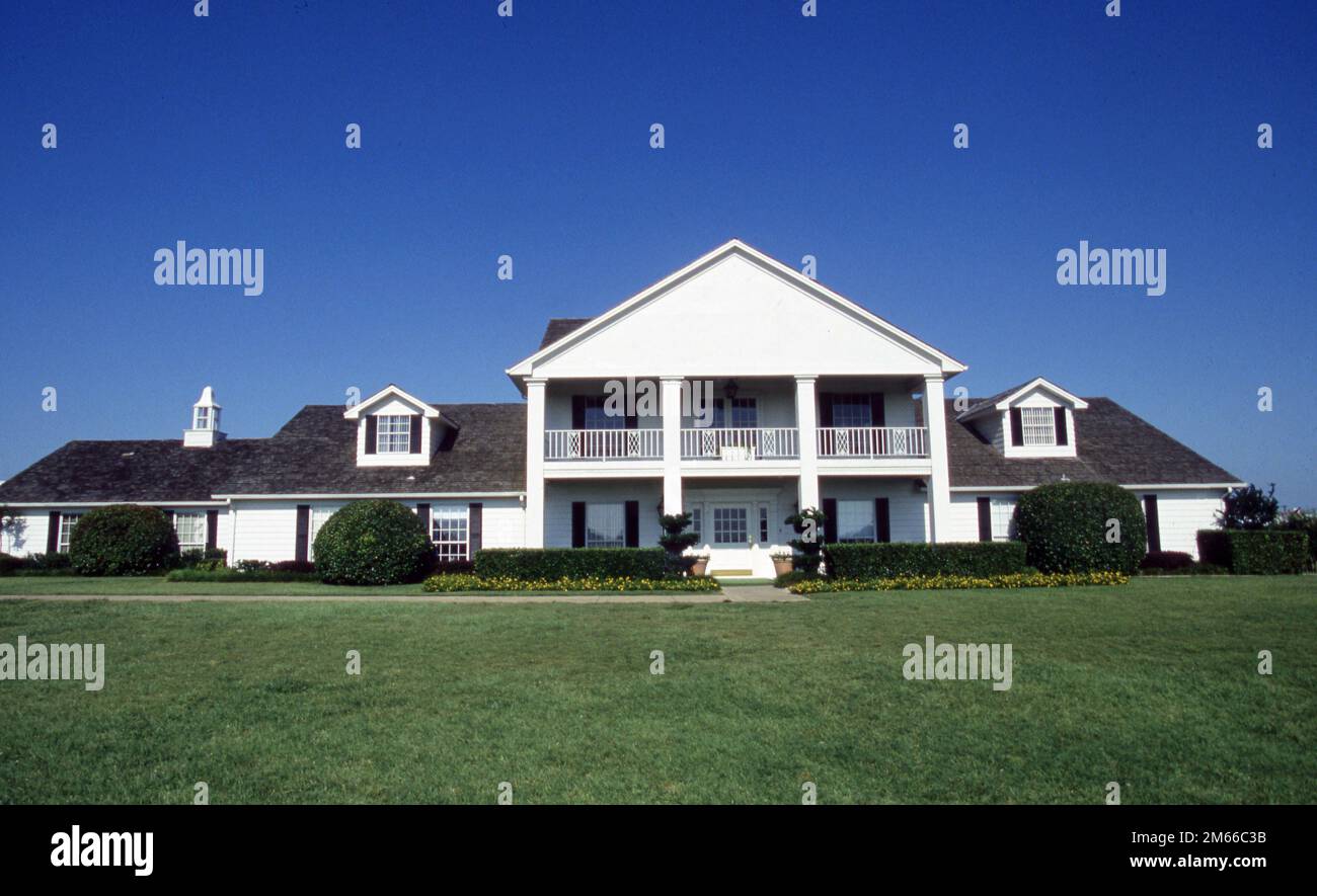 Dallas, Vereinigte Staaten. 02. Januar 2023. firo 08.07.1994 Archive Picture Archive Fotoarchiv Fotoarchiv Fotos Fußball, Fußball, WELTMEISTERSCHAFT 1994 USA, 94, in, Dallas, Land, Und, Leute, Franz Beckenbauer Franz Beckenbauer mit Private, auf der South Form Ranch in Dallas/USA Drehort The Hit Series, Half Figure, Exclusive, Southfork Ranch, Depositor Credit: dpa/Alamy Live News Stockfoto