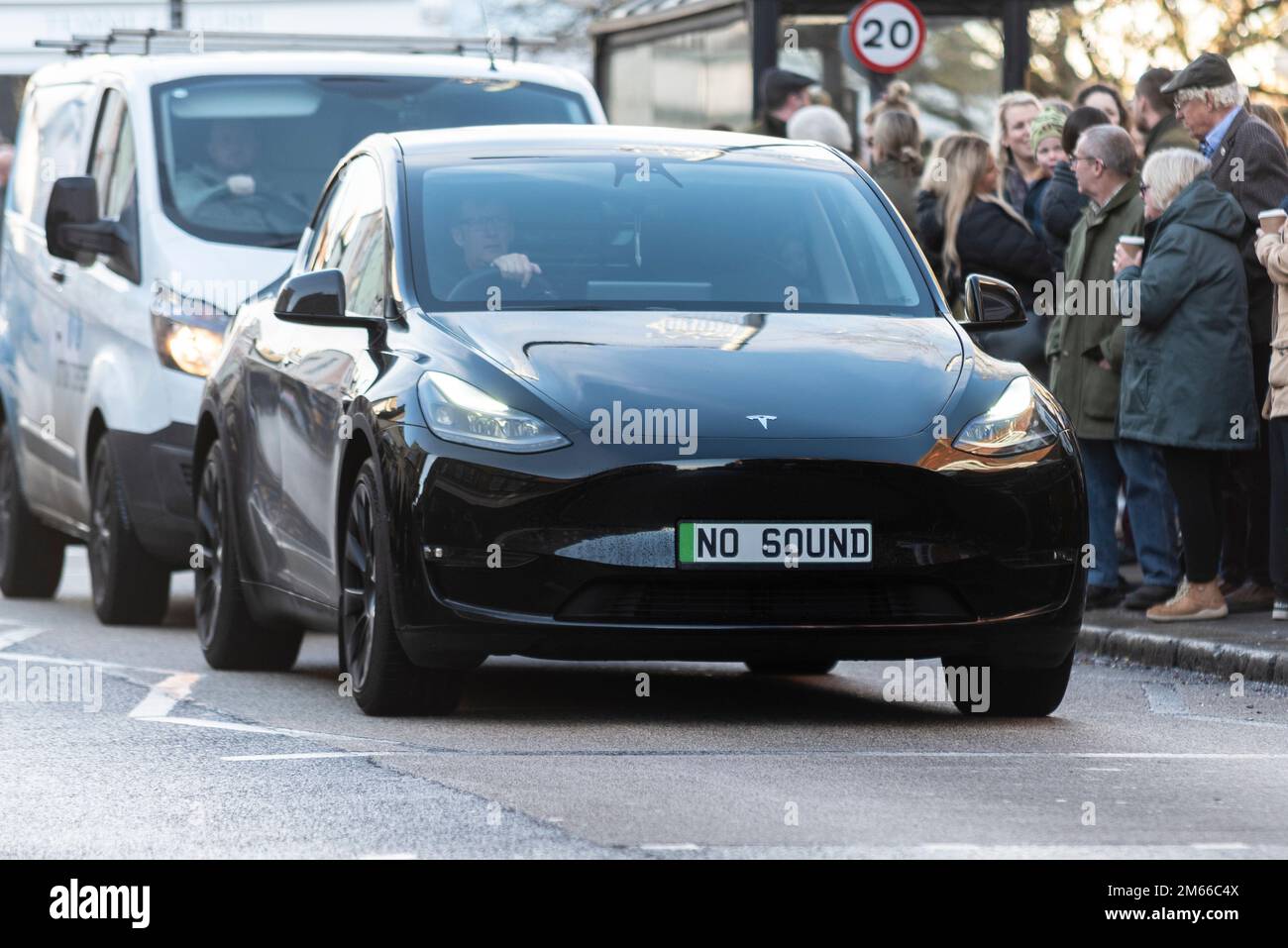 Tesla Elektroauto mit Kennzeichen „No Sound“ (NO50 UND). Elektroautos machen kein Geräusch oder sind sehr leise Stockfoto