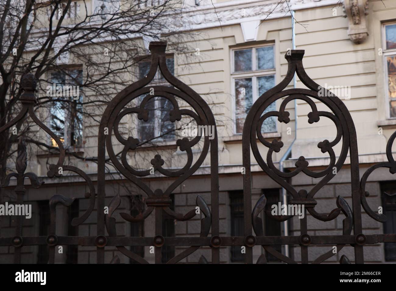 Schmiedeeiserner Zaun. Dekorativer schmiedeeiserner Zaun. Metallzaun in Sofia Bulgarien Stockfoto