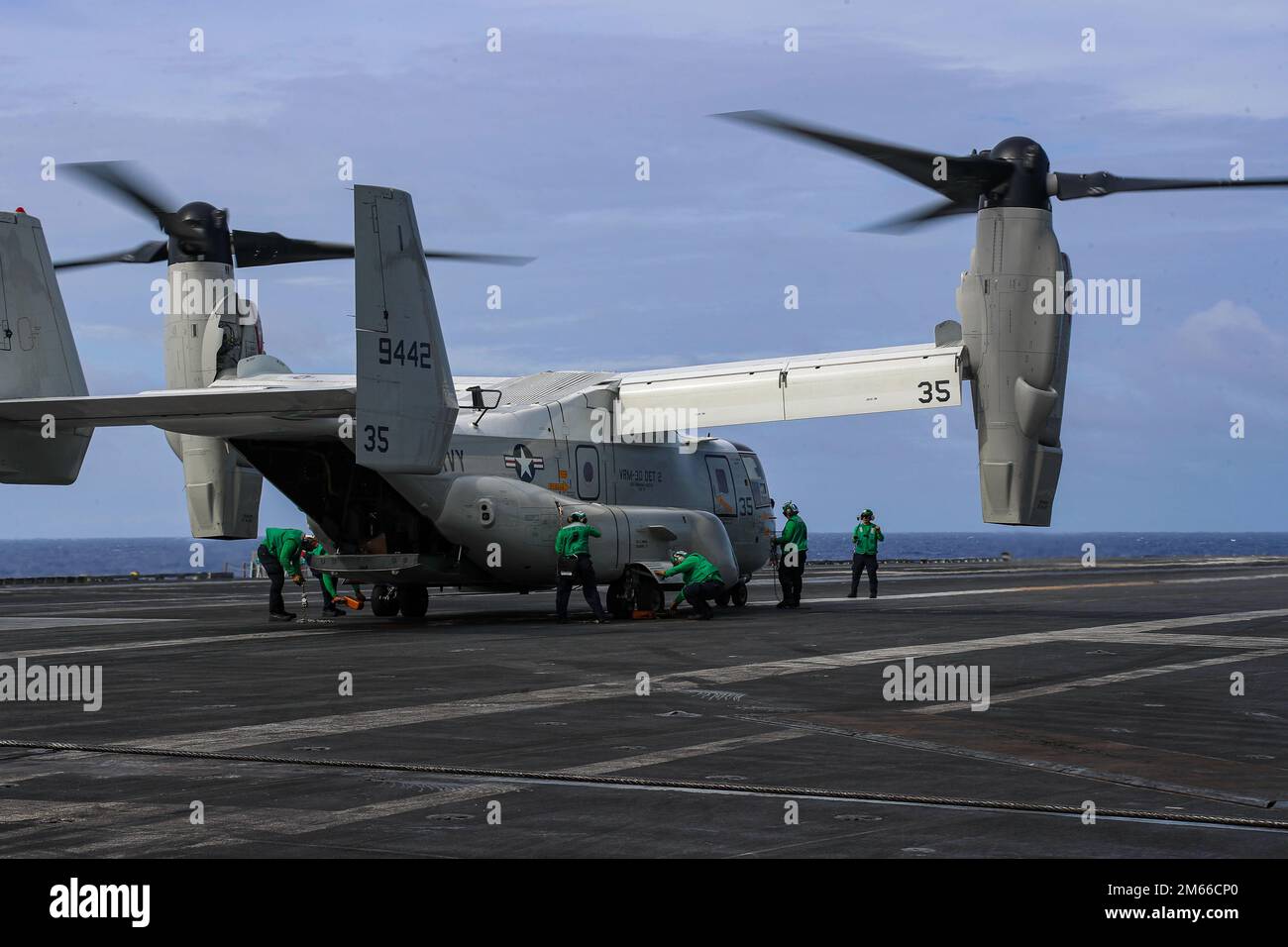 PHILIPPINISCHE SEE (6. April 2022) Matrosen blockieren und ketten einen CMV-22B Osprey, der den „Titans“ der Flottenlogistik Multi-Mission Squadron (VRM) 30 zugeteilt ist, auf dem Cockpit des Flugzeugträgers der Nimitz-Klasse USS Abraham Lincoln (CVN 72). Die Abraham Lincoln Strike Group befindet sich in einem geplanten Einsatz im US-7.-Flottenbereich, um die Interoperabilität durch Allianzen und Partnerschaften zu verbessern und gleichzeitig als einsatzbereite Truppe zur Unterstützung einer freien und offenen Region Indo-Pacific zu fungieren. Stockfoto