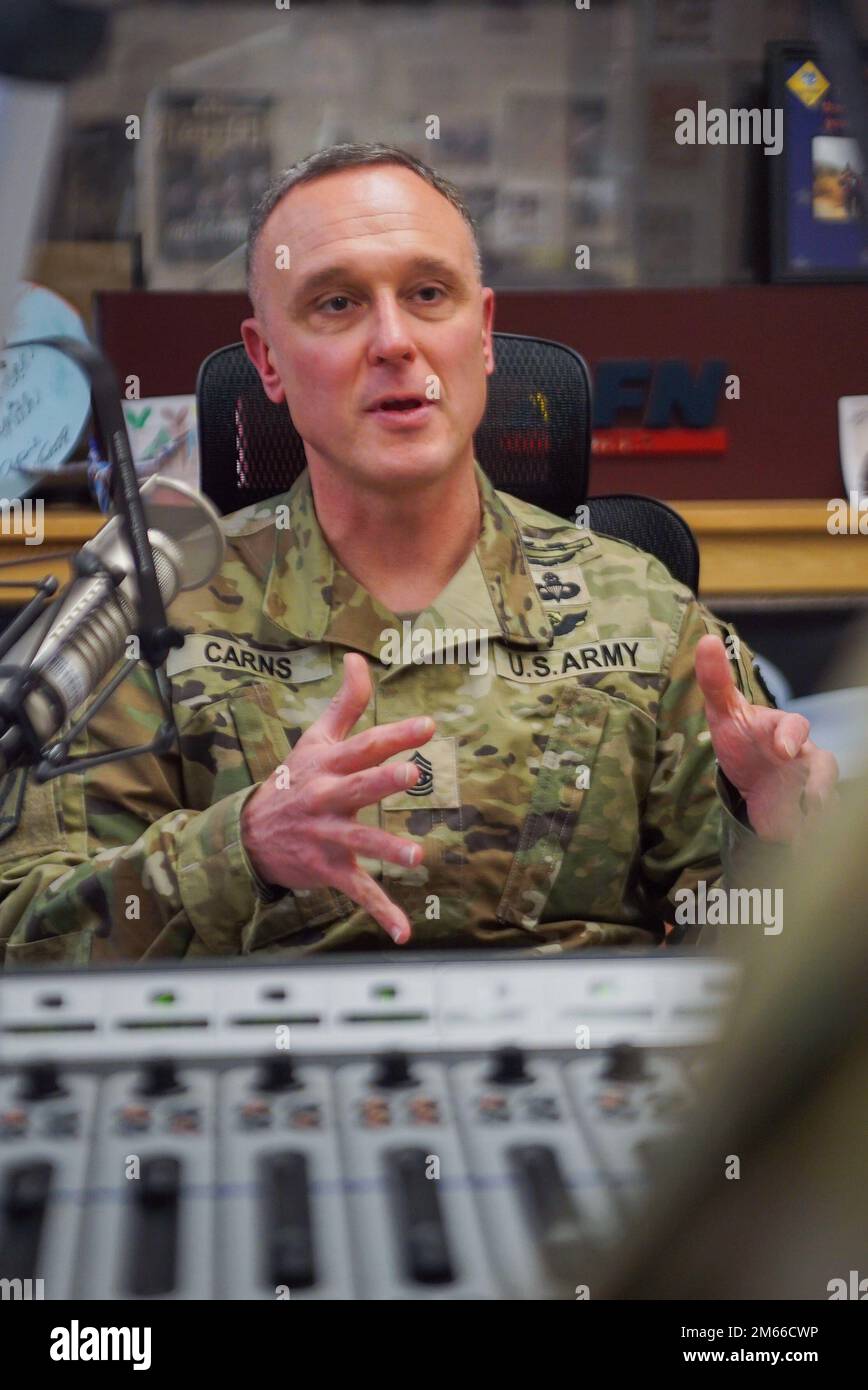 USA Oberfeldwebel Shawn Carns, 2. Infanteriedivision Oberfeldwebel Major, hielt im AFN Humphreys Radio Studio für seine letzte Sendung auf der Halbinsel, April 6 2022. Carns war eine regelmäßige Interviewpartnerin für die Radiosendung Warrior Wednesday und bot den Zuhörern Weisheit und Führungskompetenz an. Stockfoto