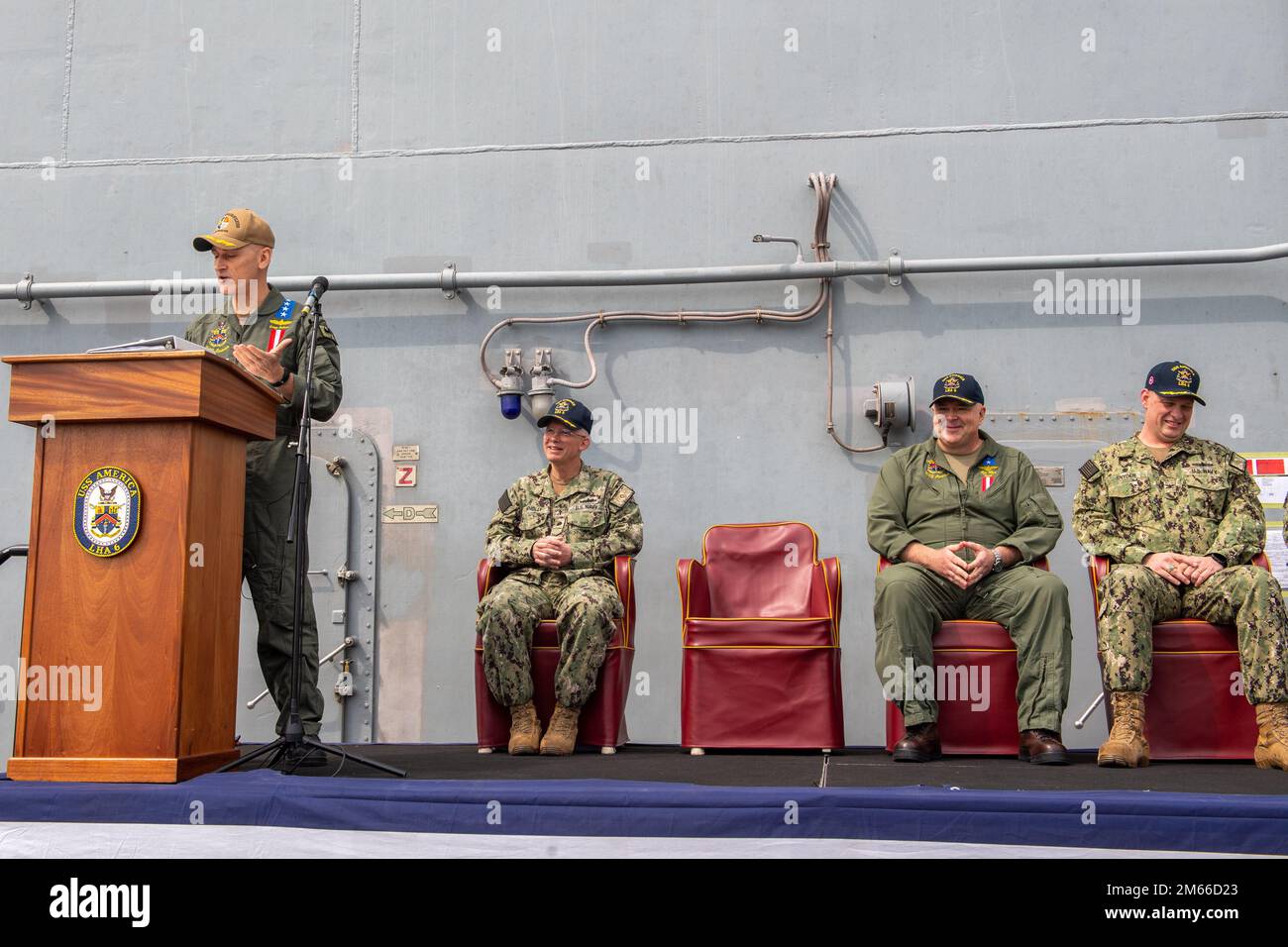 SASEBO, Japan (7. April 2022) Kapitän Greg Baker, kommodore der Amphibiengeschwader (PHIBRON) 11, Vorsitzender des nach vorn eingesetzten Amphibienschiffs USS America (LHA 6), gibt während der Zeremonie auf dem Cockpit des Schiffes Bemerkungen ab. Amerika, das führende Schiff der America Amphibious Ready Group, ist im Zuständigkeitsbereich der US-amerikanischen 7.-Flotte tätig, um die Interoperabilität mit Verbündeten und Partnern zu verbessern und als einsatzbereite Eingreiftruppe zur Verteidigung von Frieden und Stabilität in der Region Indo-Pacific zu dienen. Stockfoto