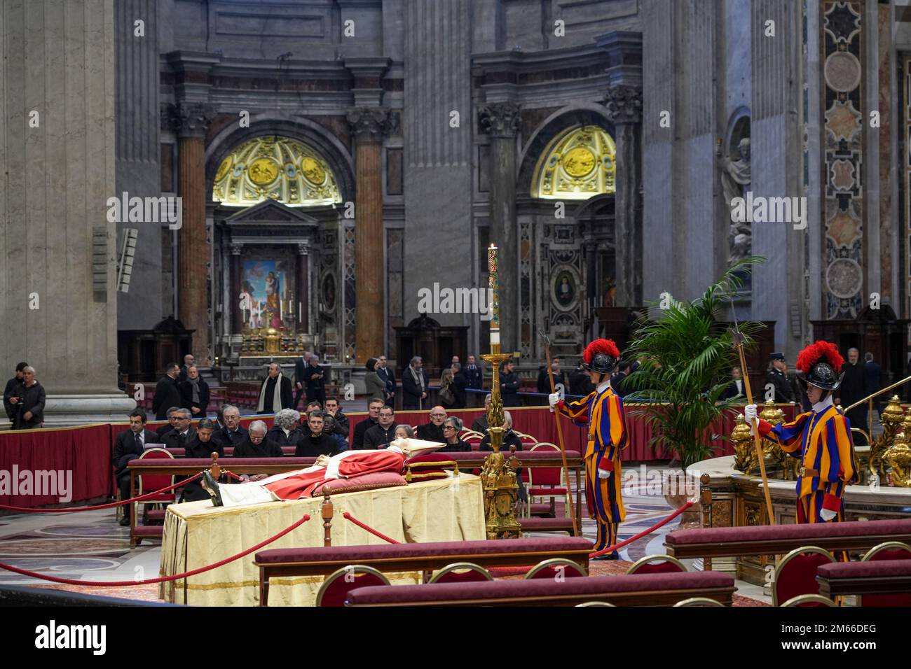 Vatikan, Vatikan. 02. Januar 2023. (HERAUSGEBER ANMERKUNG: Bild zeigt den Tod)der Körper des Papstes Emeritus Benedict XVI wird öffentlich in St. Petersdom. Der Vatikan gab bekannt, dass Papst Benedikt am 31. Dezember 2022 starb, 95 Jahre alt, und seine Beerdigung wird am 5. Januar 2023 stattfinden. Kredit: SOPA Images Limited/Alamy Live News Stockfoto