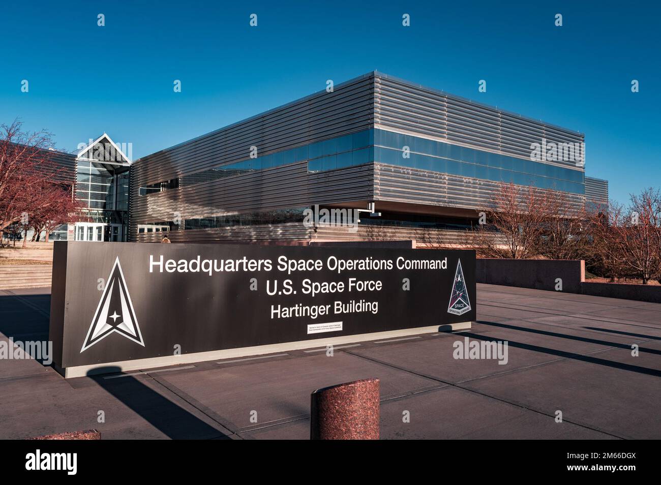 Das Hauptquartier Space Operations Command (SPOC) wurde mit aktualisierten Beschilderungen in Gebäude 1 am Peterson Space Force Base, Colorado, ausgestattet. Stockfoto