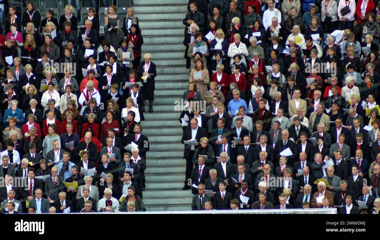 Papst Benedikt XVI im Berliner Olympiastadion Josef Ratzinger Rege Beteiligung der Besucher. Der Aufgang muss frei bleiben. Stockfoto